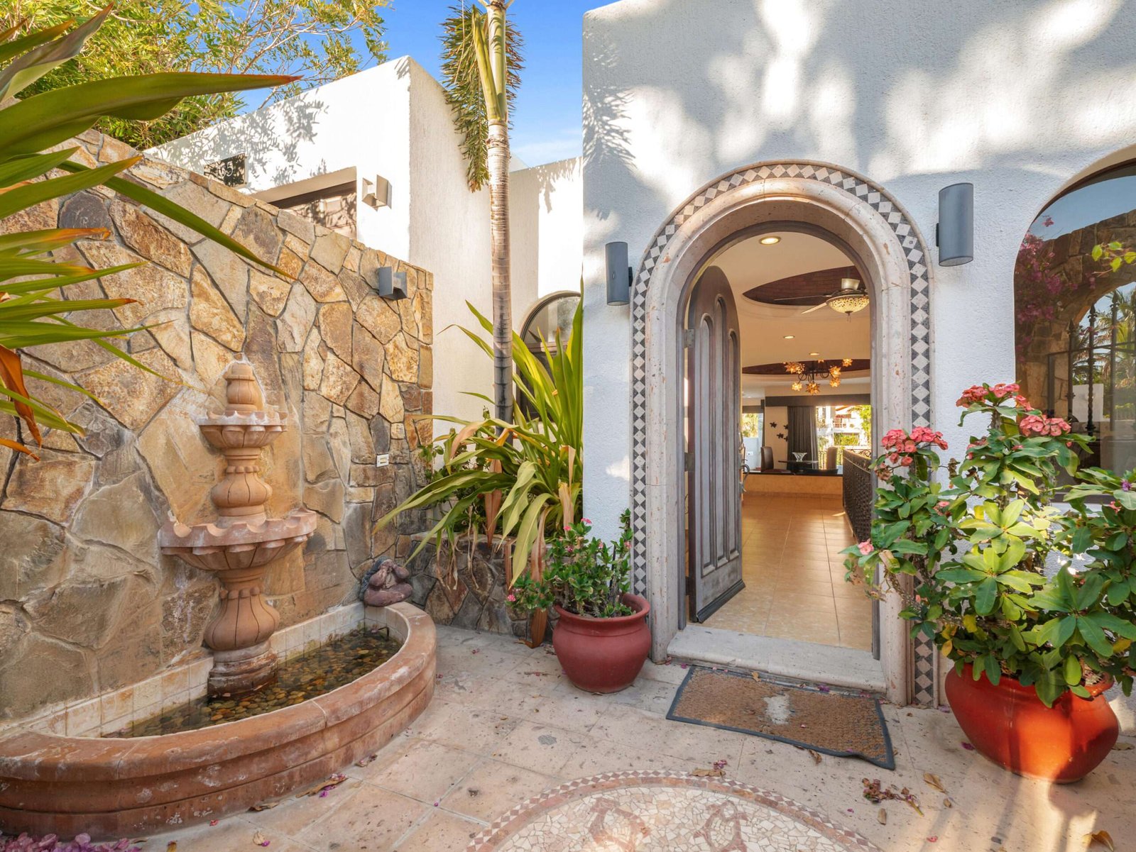 Los Cabos Residencial La Jolla Casa Devine is a luxurious, turnkey, fully-furnished, for sale