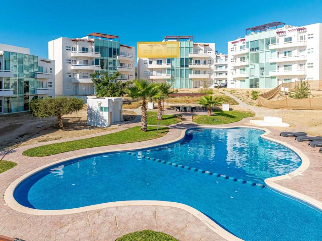 Los Cabos Magisterial Este Hermoso Condo combina amplitud, iluminación natural y acabados de calidad en una de las zonas más cómodas y prácticas para vivir , con cochera para dos autos y portón eléctrico. Cuenta con sala, comedor y cocina amplia con barra de granito. Los baños están renovados con canceles de vidrio, regaderas tipo lluvia y acabados modernos. Pisos de mármol, buena ventilación y excelente distribución. Lista para habitar o invertir, en una zona cómoda y céntrica. – 20 C. Isla De San Luis, Cabo Corridor, BS