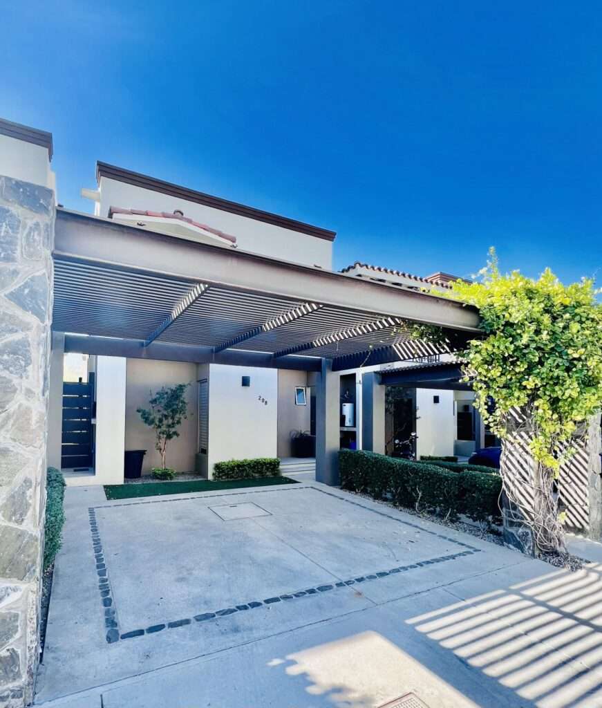 Los Cabos Magisterial Located in a residential area with excellent appreciation and high rental demand, this duplex is an outstanding opportunity for investors or buyers looking to build equity through light renovations. Both apartments are included in the sale as one deeded property. The neighborhood continues to grow in popularity due to its strategic location and accessibility, making this property an attractive option for rental income or long-term investment. Ubicado en una zona residencial de excelente plusvalía y alta demanda de rentas, este dúplex representa una magnífica oportunidad para inversionistas o compradores interesados en generar patrimonio mediante remodelaciones ligeras. Ambos departamentos están incluidos en la venta como una sola propiedad escriturada. La colonia continúa aumentando su popularidad gracias a su ubicación estratégica y accesibilidad, convirtiendo esta propiedad en una excelente opción para generar ingresos por renta o inversión a largo plazo. – 208 El Tezal, Cabo Corridor, BS