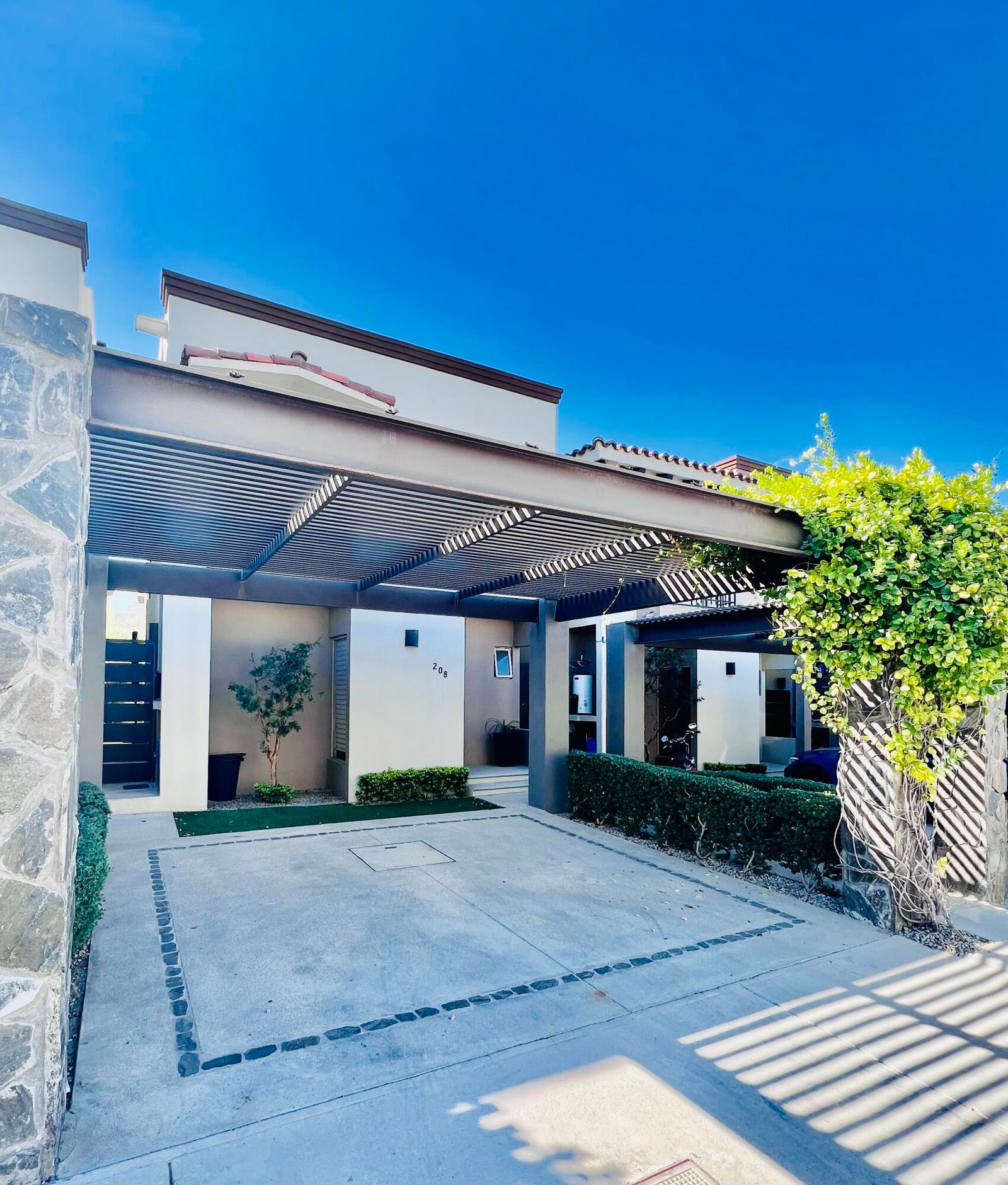 Los Cabos Magisterial Located in a residential area with excellent appreciation and high rental demand, this duplex is an outstanding opportunity for investors or buyers looking to build equity through light renovations. Both apartments are included in the sale as one deeded property. The neighborhood continues to grow in popularity due to its strategic location and accessibility, making this property an attractive option for rental income or long-term investment. Ubicado en una zona residencial de excelente plusvalía y alta demanda de rentas, este dúplex representa una magnífica oportunidad para inversionistas o compradores interesados en generar patrimonio mediante remodelaciones ligeras. Ambos departamentos están incluidos en la venta como una sola propiedad escriturada. La colonia continúa aumentando su popularidad gracias a su ubicación estratégica y accesibilidad, convirtiendo esta propiedad en una excelente opción para generar ingresos por renta o inversión a largo plazo. for sale