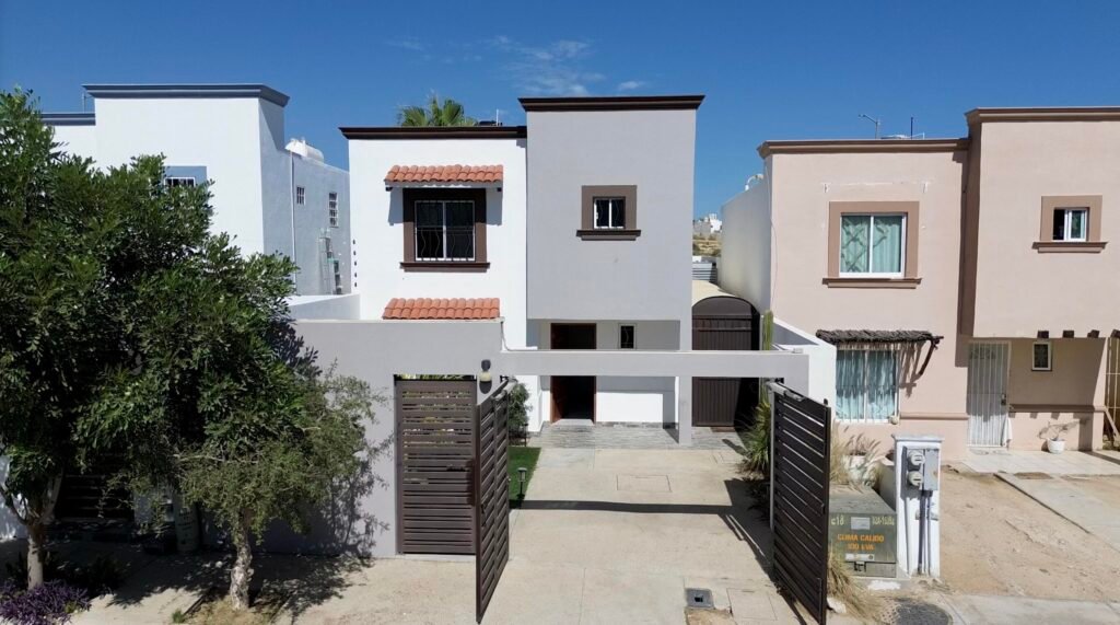 Los Cabos Terranova Terranova Residencial Hermosa casa amueblada y lista para habitar. Cuenta con 3 amplias recámaras (2 con terraza), 2.5 baños, sala, cocina y comedor y cisterna de 5,000L. Disfruta del patio privado con asador y horno para pizza.Acceso a áreas comunes con enorme jardín, juegos infantiles, Pet Park, pérgola y asador. Seguridad 24/7 con videovigilancia!* * * * * * * * *This fully furnished house is move-in ready, featuring 3 spacious bedrooms (2 with terraces), 2.5 bathrooms, living room, kitchen, dining area and 5,000 L water cistern. Enjoy a private patio with a BBQ & traditional pizza hovenAccess to common areas with a garden, pergola, kids & pets playground, and BBQ space24/7 security & video recording! – 2224 Colinas del Valle, San Jose del Cabo, BS