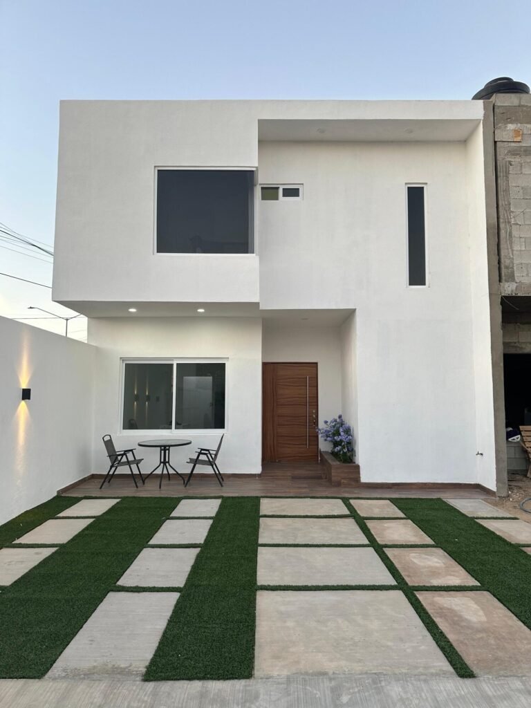 Los Cabos Centro-Csl North Casa habitación con ampliación en planta alta, ideal para inversión en Los Cabos. Planta baja: sala, cocina, 2 recámaras, 1 baño completo y cochera. Planta alta: 2 recámaras tipo estudio, cada una con baño completo y acceso independiente. Permite hasta 3 unidades habitacionales, con privacidad y opción de renta. Ubicada en zona urbana con servicios y vialidades cercanas.Single-family home with upper-level expansion, ideal for investment in Los Cabos. Ground floor: living room, kitchen, 2 bedrooms, 1 full bathroom, and carport. Upper level: 2 studio-style bedrooms, each with a full bathroom and independent access. Allows up to 3 separate units, offering privacy and rental flexibility. Located in an urban area with nearby services and main roads. – 24 Cto. Lomboy, San Jose del Cabo, BS