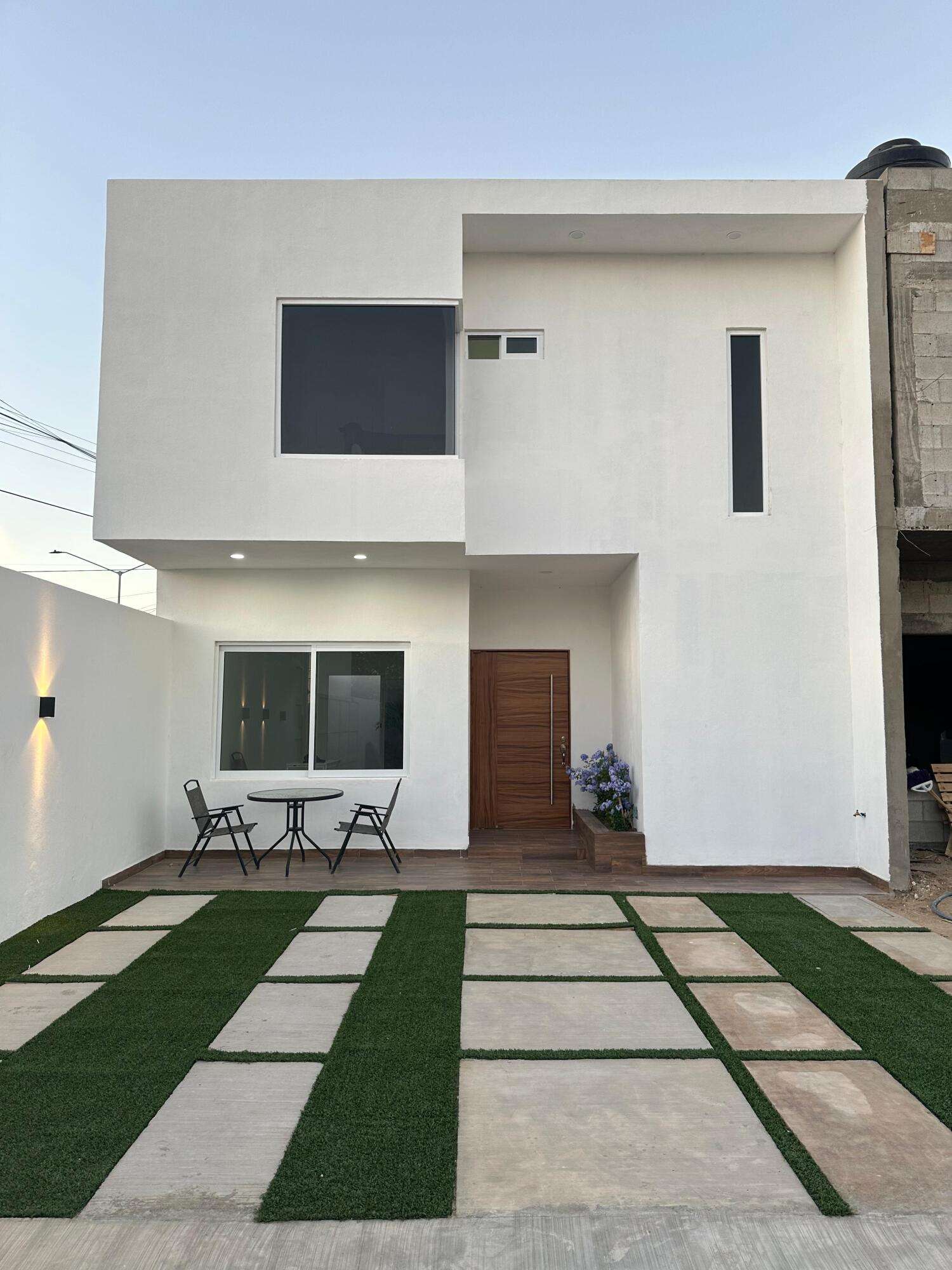 Los Cabos Centro-Csl North Casa habitación con ampliación en planta alta, ideal para inversión en Los Cabos. Planta baja: sala, cocina, 2 recámaras, 1 baño completo y cochera. Planta alta: 2 recámaras tipo estudio, cada una con baño completo y acceso independiente. Permite hasta 3 unidades habitacionales, con privacidad y opción de renta. Ubicada en zona urbana con servicios y vialidades cercanas.Single-family home with upper-level expansion, ideal for investment in Los Cabos. Ground floor: living room, kitchen, 2 bedrooms, 1 full bathroom, and carport. Upper level: 2 studio-style bedrooms, each with a full bathroom and independent access. Allows up to 3 separate units, offering privacy and rental flexibility. Located in an urban area with nearby services and main roads. for sale