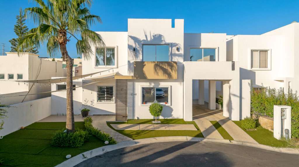 Los Cabos Magisterial Located in a residential area with excellent appreciation and high rental demand, this duplex is an outstanding opportunity for investors or buyers looking to build equity through light renovations. Both apartments are included in the sale as one deeded property. The neighborhood continues to grow in popularity due to its strategic location and accessibility, making this property an attractive option for rental income or long-term investment. Ubicado en una zona residencial de excelente plusvalía y alta demanda de rentas, este dúplex representa una magnífica oportunidad para inversionistas o compradores interesados en generar patrimonio mediante remodelaciones ligeras. Ambos departamentos están incluidos en la venta como una sola propiedad escriturada. La colonia continúa aumentando su popularidad gracias a su ubicación estratégica y accesibilidad, convirtiendo esta propiedad en una excelente opción para generar ingresos por renta o inversión a largo plazo. – 3 Calle Balsa, Cabo San Lucas, BS