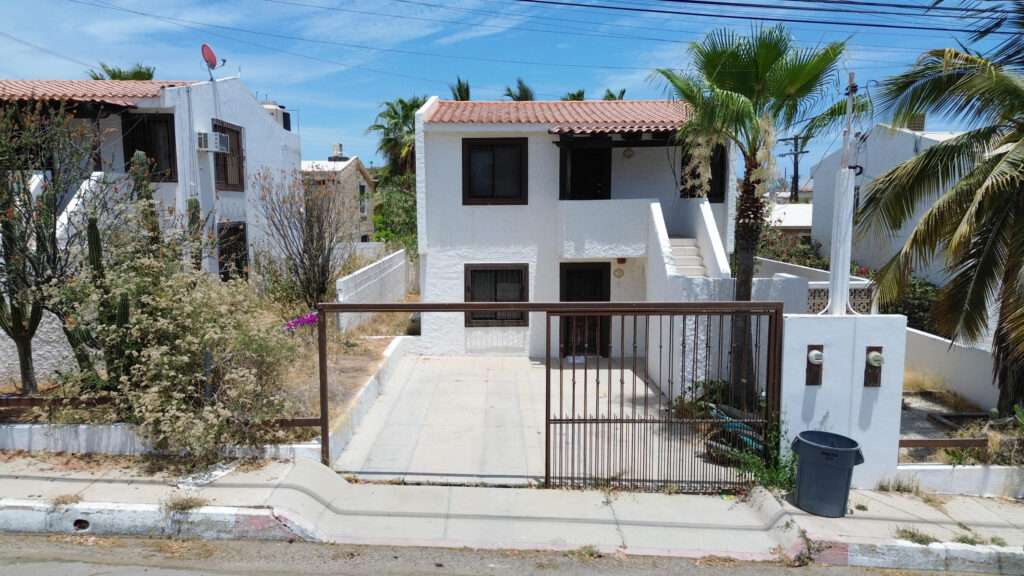 Los Cabos Magisterial Located in a residential area with excellent appreciation and high rental demand, this duplex is an outstanding opportunity for investors or buyers looking to build equity through light renovations. Both apartments are included in the sale as one deeded property. The neighborhood continues to grow in popularity due to its strategic location and accessibility, making this property an attractive option for rental income or long-term investment. Ubicado en una zona residencial de excelente plusvalía y alta demanda de rentas, este dúplex representa una magnífica oportunidad para inversionistas o compradores interesados en generar patrimonio mediante remodelaciones ligeras. Ambos departamentos están incluidos en la venta como una sola propiedad escriturada. La colonia continúa aumentando su popularidad gracias a su ubicación estratégica y accesibilidad, convirtiendo esta propiedad en una excelente opción para generar ingresos por renta o inversión a largo plazo. – 3 Malvarrosa, San Jose del Cabo, BS