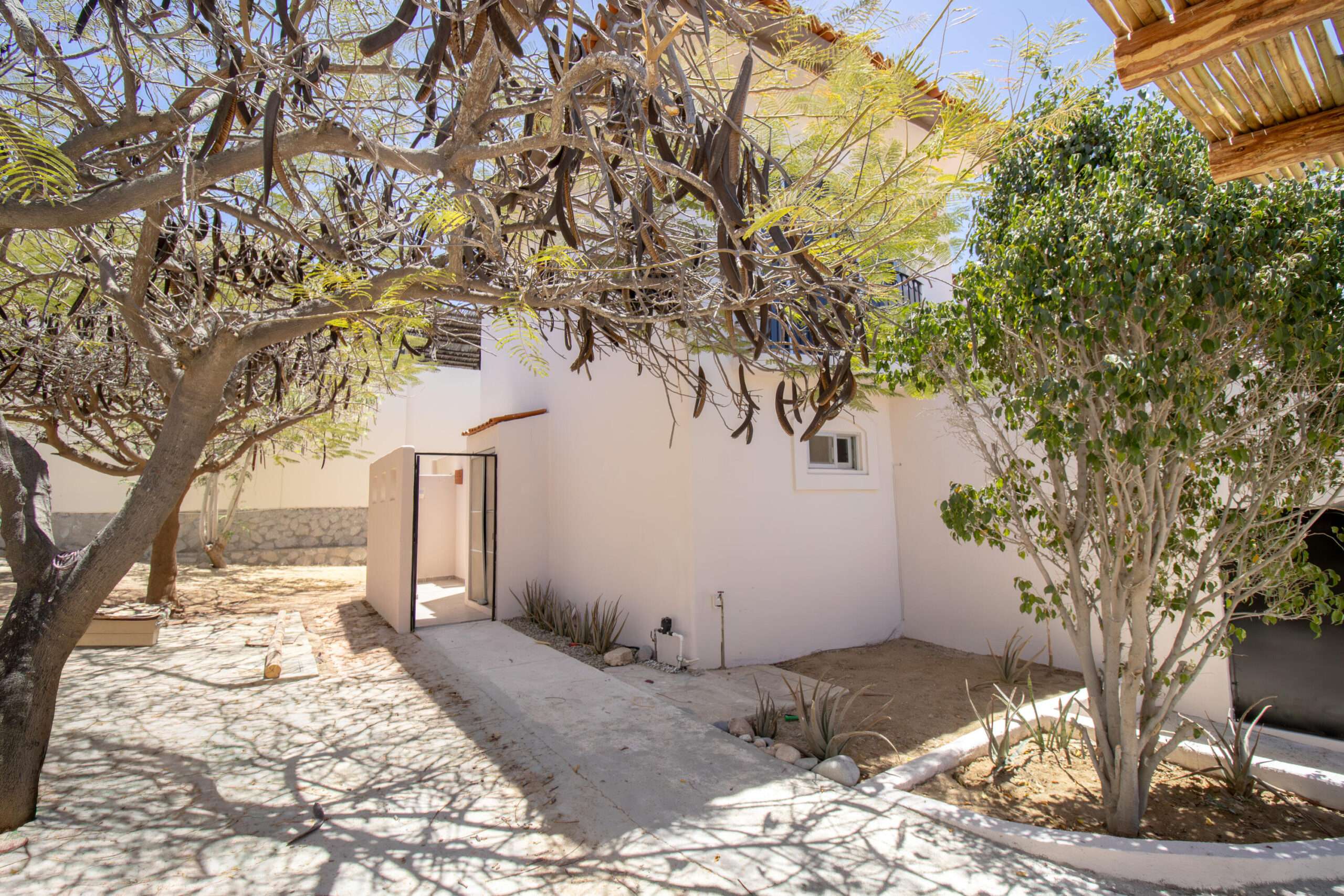 Los Cabos La Cima Descubre esta acogedora casa en La Cima, ubicada en una zona tranquila del corredor turístico de Los Cabos.La propiedad de dos niveles ofrece un diseño funcional con 2 rec/3 baños, ideal tanto para vivir tiempo completo y para inversión vacacional.En planta baja encontrarás espacios bien distribuidos que incluyen área de sala, comedor y cocina, creando un ambiente práctico para la vida diaria.En el segundo nivel se encuentra una estancia adicional, perfecta como sala de TV, oficina o área familiar, la cual tiene el potencial de convertirse en una tercera recámara, brindando mayor flexibilidad según las necesidades del propietario.Ubicada en una zona con fácil acceso a supermercados servicios y playas, esta casa combina comodidad, privacidad y excelente potencial de plusvalía en Discover this inviting home in La Cima, located in a quiet area of the Los Cabos tourist corridor. This two-story property offers a functional design with 2 bedrooms and 3 bathrooms, ideal for full-time living or as a vacation investment. On the ground floor, you'll find well-distributed spaces including a living room, dining room, and kitchen, creating a practical environment for everyday living. The second floor features an additional room, perfect as a TV room, office, or family area, which has the potential to be converted into a third bedroom, providing greater flexibility according to the owner's needs. Located in an area with easy access to supermarkets, services, and beaches, this home combines comfort, privacy, and excellent appreciation potential in Los Cabos. for sale