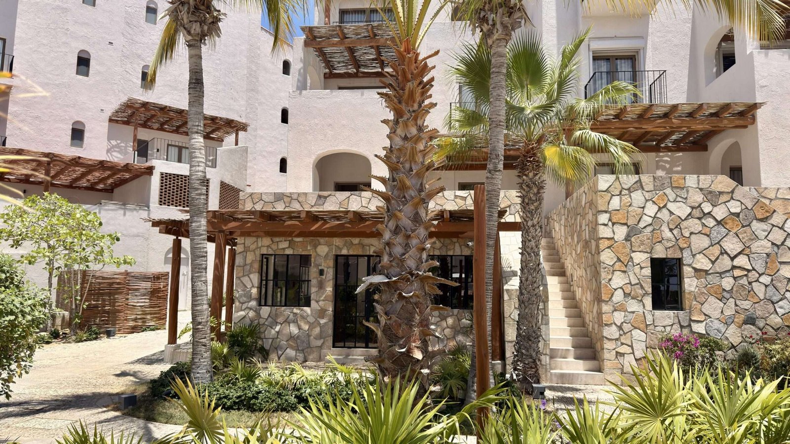 Los Cabos Casa Nima This stunning condo welcomes you with an inviting entry that flows into a beautifully designed, fully equipped kitchen with granite countertops and premium appliances. The dining area features soaring ceilings that fill the space with light and elegance. Spacious bedrooms offer comfort and tranquility, all enhanced by the distinctive touch of architect Ezquerra. Surrounded by exceptional resort-style amenities, this is more than a home, it's a place where every day feels like a getaway. – 3400 P. Finisterra, San Jose del Cabo, BS