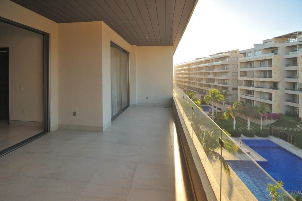 Los Cabos Vista Vela Iii This 2-bedroom condo in Vistavela 3 stands out for its layout, condition, and prime location within one of the most established communities in El Tezal.Delivered fully equipped, including A/C, kitchen, and appliances , it's move-in or rental ready with minimal additional investment.Residents enjoy resort-style amenities such as pools, gym, tennis courts, and a clubhouse, all within a gated community with controlled access. Conveniently located near Costco, Soriana, and the beach.A practical opportunity for buyers seeking comfort, convenience, and long-term value in Los Cabos. – 3400 P. Finisterra, San Jose del Cabo, BS