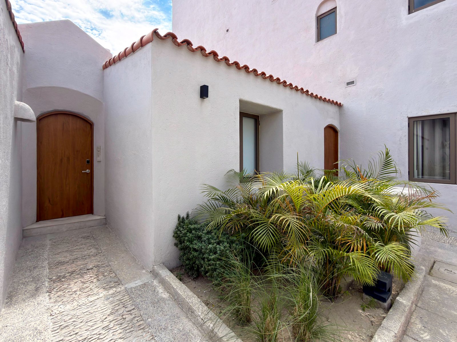 Los Cabos Brisas Del Pac East Casa de un nivel en Brisas del Pacífico con estructura para segundo piso. Cuenta con dos cocheras techadas, sala, sala de estar, cocina con isla y terraza. Terreno de 2,100 m² con gran potencial para alberca, ampliación o desarrollo. Ideal para inversión o vivir.Single-level home in Brisas del Pacífico with structure for a second floor. Features two covered carports, living room, family room, kitchen with island, and terrace. 2,100 m² lot with excellent potential for a pool, expansion, or development. Ideal for living or investment. for sale