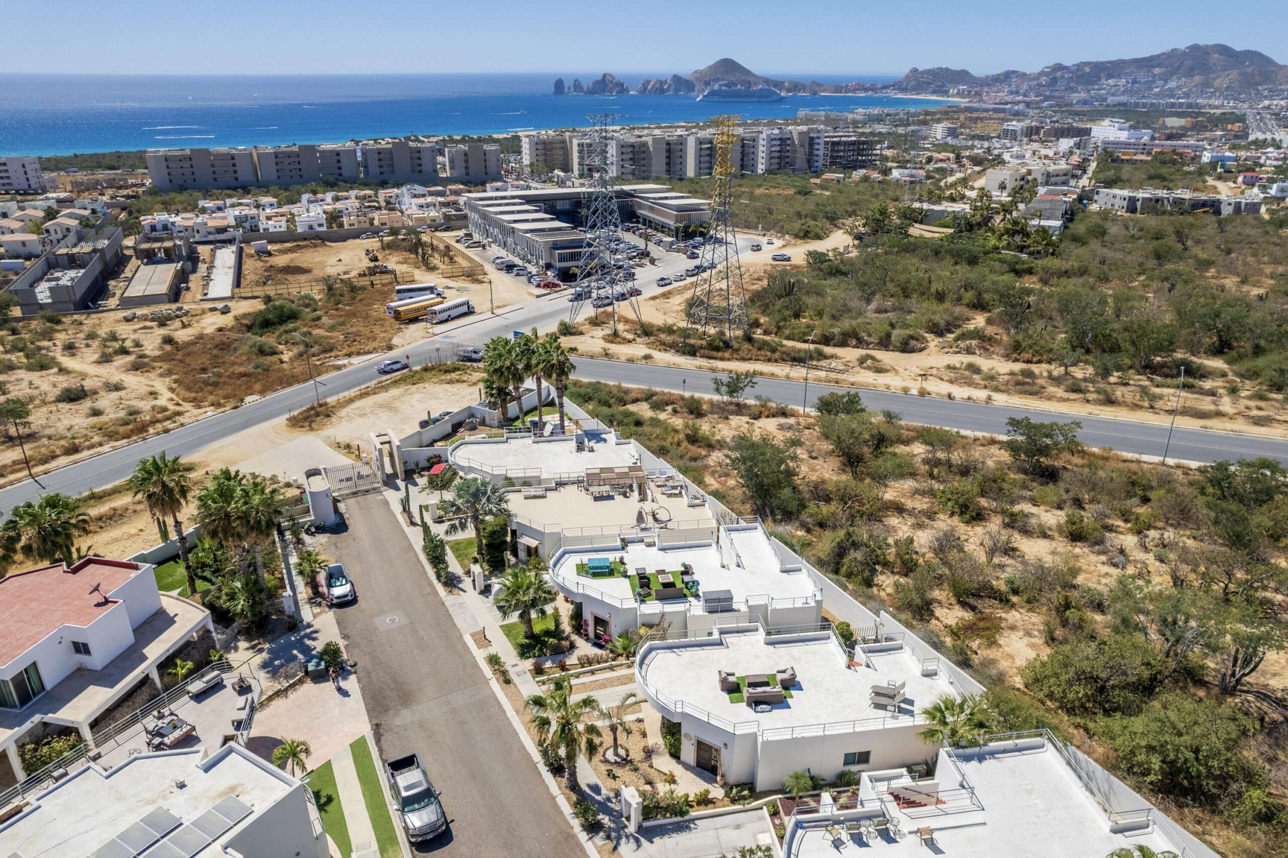 Los Cabos La Cima Descubre esta acogedora casa en La Cima, ubicada en una zona tranquila del corredor turístico de Los Cabos.La propiedad de dos niveles ofrece un diseño funcional con 2 rec/3 baños, ideal tanto para vivir tiempo completo y para inversión vacacional.En planta baja encontrarás espacios bien distribuidos que incluyen área de sala, comedor y cocina, creando un ambiente práctico para la vida diaria.En el segundo nivel se encuentra una estancia adicional, perfecta como sala de TV, oficina o área familiar, la cual tiene el potencial de convertirse en una tercera recámara, brindando mayor flexibilidad según las necesidades del propietario.Ubicada en una zona con fácil acceso a supermercados servicios y playas, esta casa combina comodidad, privacidad y excelente potencial de plusvalía en Discover this inviting home in La Cima, located in a quiet area of the Los Cabos tourist corridor. This two-story property offers a functional design with 2 bedrooms and 3 bathrooms, ideal for full-time living or as a vacation investment. On the ground floor, you'll find well-distributed spaces including a living room, dining room, and kitchen, creating a practical environment for everyday living. The second floor features an additional room, perfect as a TV room, office, or family area, which has the potential to be converted into a third bedroom, providing greater flexibility according to the owner's needs. Located in an area with easy access to supermarkets, services, and beaches, this home combines comfort, privacy, and excellent appreciation potential in Los Cabos. for sale