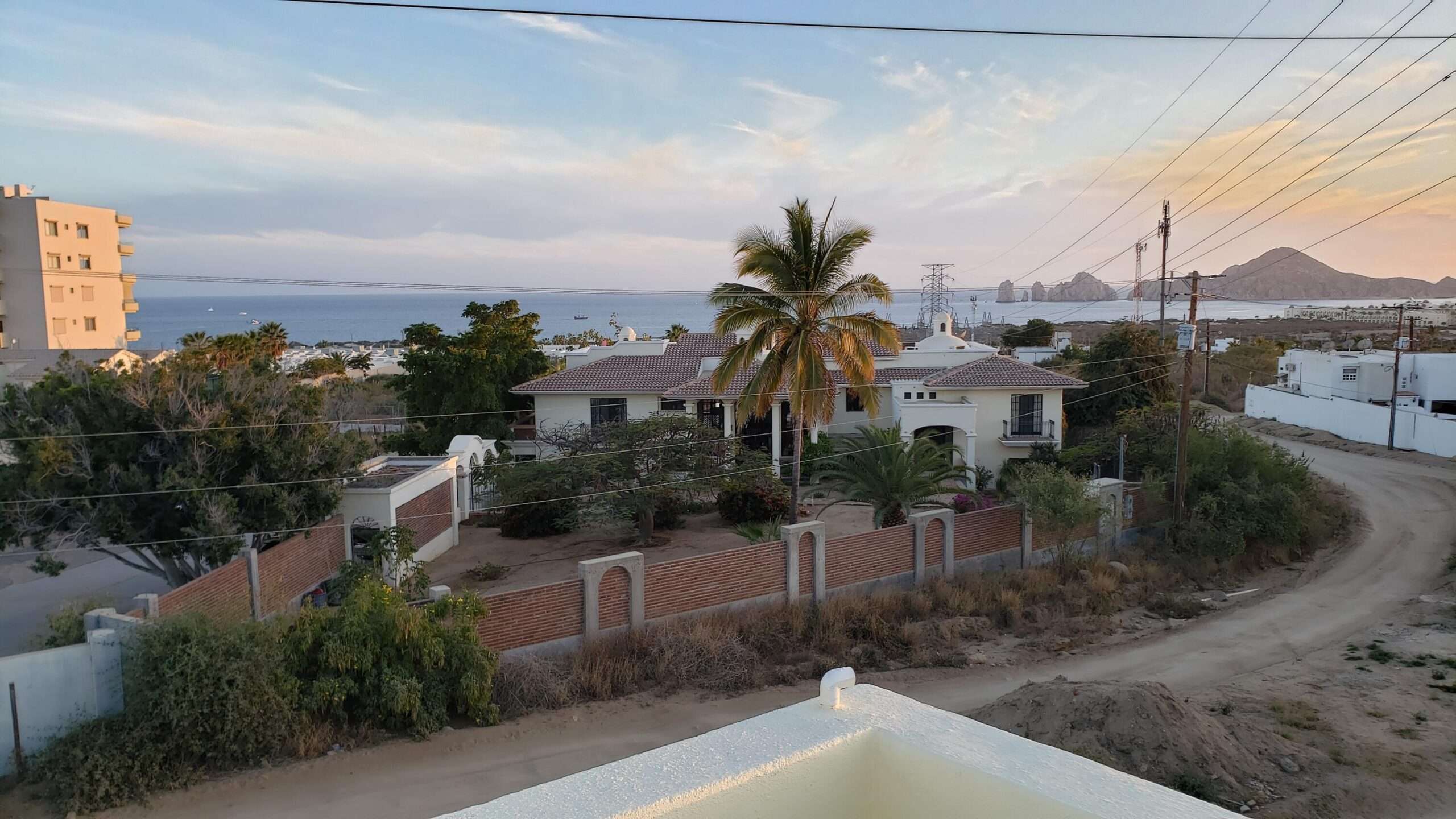 Los Cabos La Cima Descubre esta acogedora casa en La Cima, ubicada en una zona tranquila del corredor turístico de Los Cabos.La propiedad de dos niveles ofrece un diseño funcional con 2 rec/3 baños, ideal tanto para vivir tiempo completo y para inversión vacacional.En planta baja encontrarás espacios bien distribuidos que incluyen área de sala, comedor y cocina, creando un ambiente práctico para la vida diaria.En el segundo nivel se encuentra una estancia adicional, perfecta como sala de TV, oficina o área familiar, la cual tiene el potencial de convertirse en una tercera recámara, brindando mayor flexibilidad según las necesidades del propietario.Ubicada en una zona con fácil acceso a supermercados servicios y playas, esta casa combina comodidad, privacidad y excelente potencial de plusvalía en Discover this inviting home in La Cima, located in a quiet area of the Los Cabos tourist corridor. This two-story property offers a functional design with 2 bedrooms and 3 bathrooms, ideal for full-time living or as a vacation investment. On the ground floor, you'll find well-distributed spaces including a living room, dining room, and kitchen, creating a practical environment for everyday living. The second floor features an additional room, perfect as a TV room, office, or family area, which has the potential to be converted into a third bedroom, providing greater flexibility according to the owner's needs. Located in an area with easy access to supermarkets, services, and beaches, this home combines comfort, privacy, and excellent appreciation potential in Los Cabos. for sale