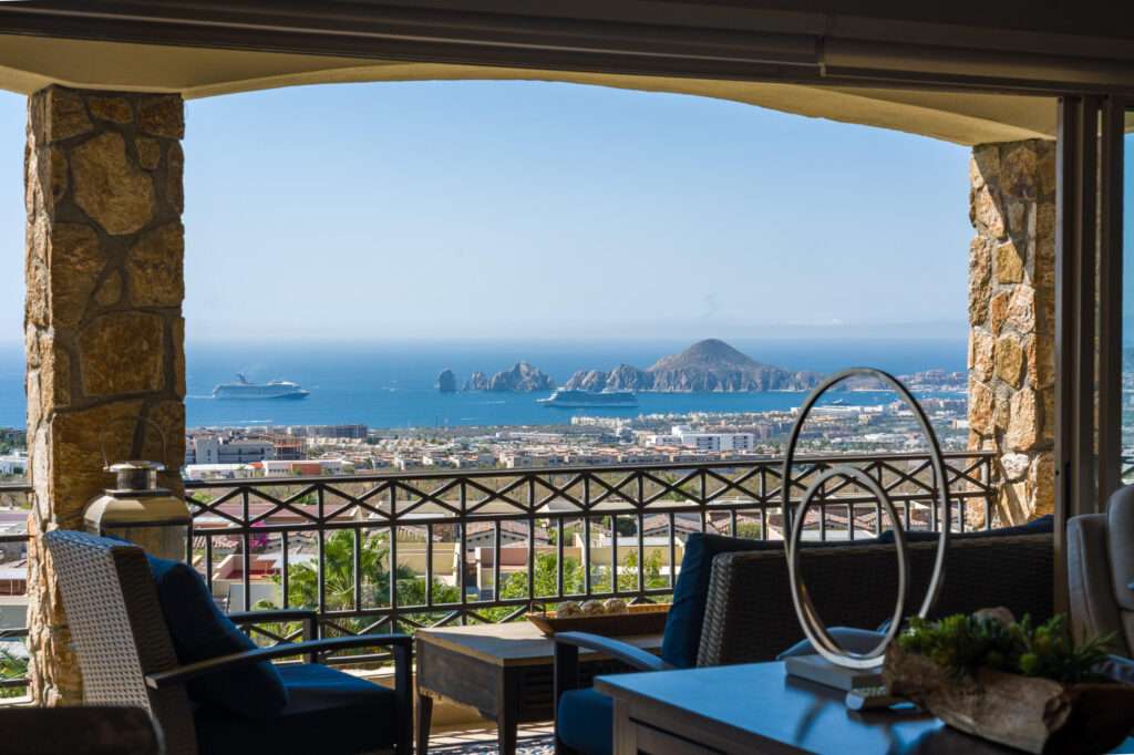 Los Cabos Avalon Owner financing! Pregunta por planes de financiamiento.Ubicado en una de las zonas con mayor crecimiento de El Tezal, Avalon ofrece una ubicación privilegiada con acceso rápido a la Carretera Transpeninsular, a solo minutos del centro de Cabo y la marina.Condo de 2 recámaras, 2 baños y un estacionamiento con pérgola. Ubicado en tercer nivel, con vistas al mar y a la ciudad que elevan la experiencia de vivir el espacio. Cuenta con una distribución espaciosa y una cocina integrada con barra de granito, que aporta un toque elegante y se convierte en el punto central del área social.Una excelente oportunidad de inversión, con un precio por debajo del promedio del mercado en la zona, ofreciendo un valor excepcional en el mercado actual. Agenda tu visita. – Arch View 2 BED, Cabo Corridor, Cabo Corridor, BS