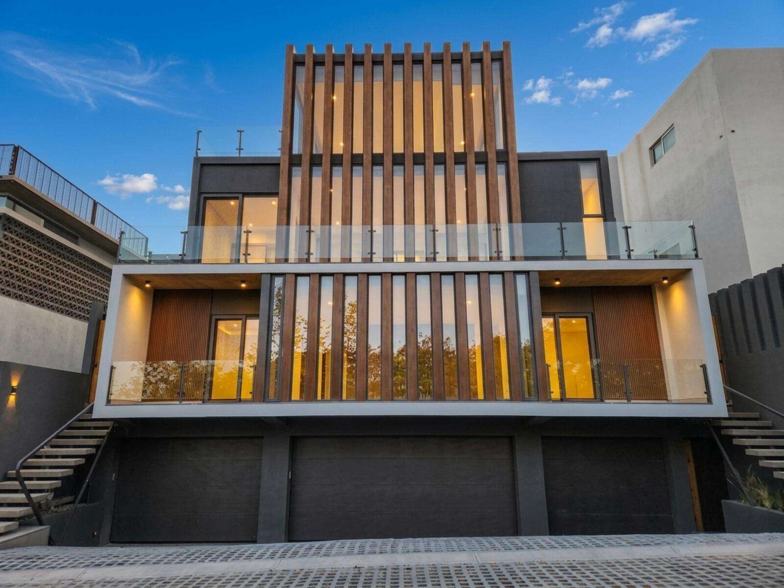 Los Cabos Brisas Del Pac East Casa de un nivel en Brisas del Pacífico con estructura para segundo piso. Cuenta con dos cocheras techadas, sala, sala de estar, cocina con isla y terraza. Terreno de 2,100 m² con gran potencial para alberca, ampliación o desarrollo. Ideal para inversión o vivir.Single-level home in Brisas del Pacífico with structure for a second floor. Features two covered carports, living room, family room, kitchen with island, and terrace. 2,100 m² lot with excellent potential for a pool, expansion, or development. Ideal for living or investment. for sale