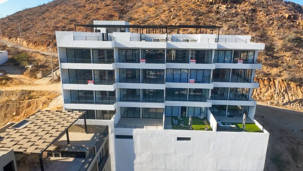 Los Cabos Aromi Residences Discover Aromi Residences in El Tezal's premium zone, Cabo San Lucas: innovative design fused with Baja's splendor. 10 min from Medano Beach, 44 luxury apartments & 15 private homes offer panoramic – Breeze of Cabo 102, Cabo San Lucas, Cabo San Lucas, BS