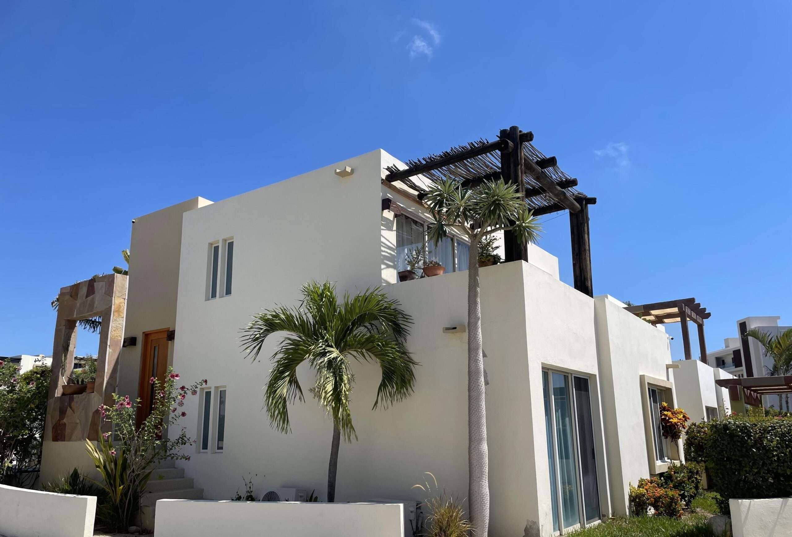 Los Cabos Camino Del Mar A unique opportunity to acquire a furnished home with 3 bedrooms, 2 and a ½ baths, 2 car garage, patio, and a rooftop with ocean, mountain and golf course for sale