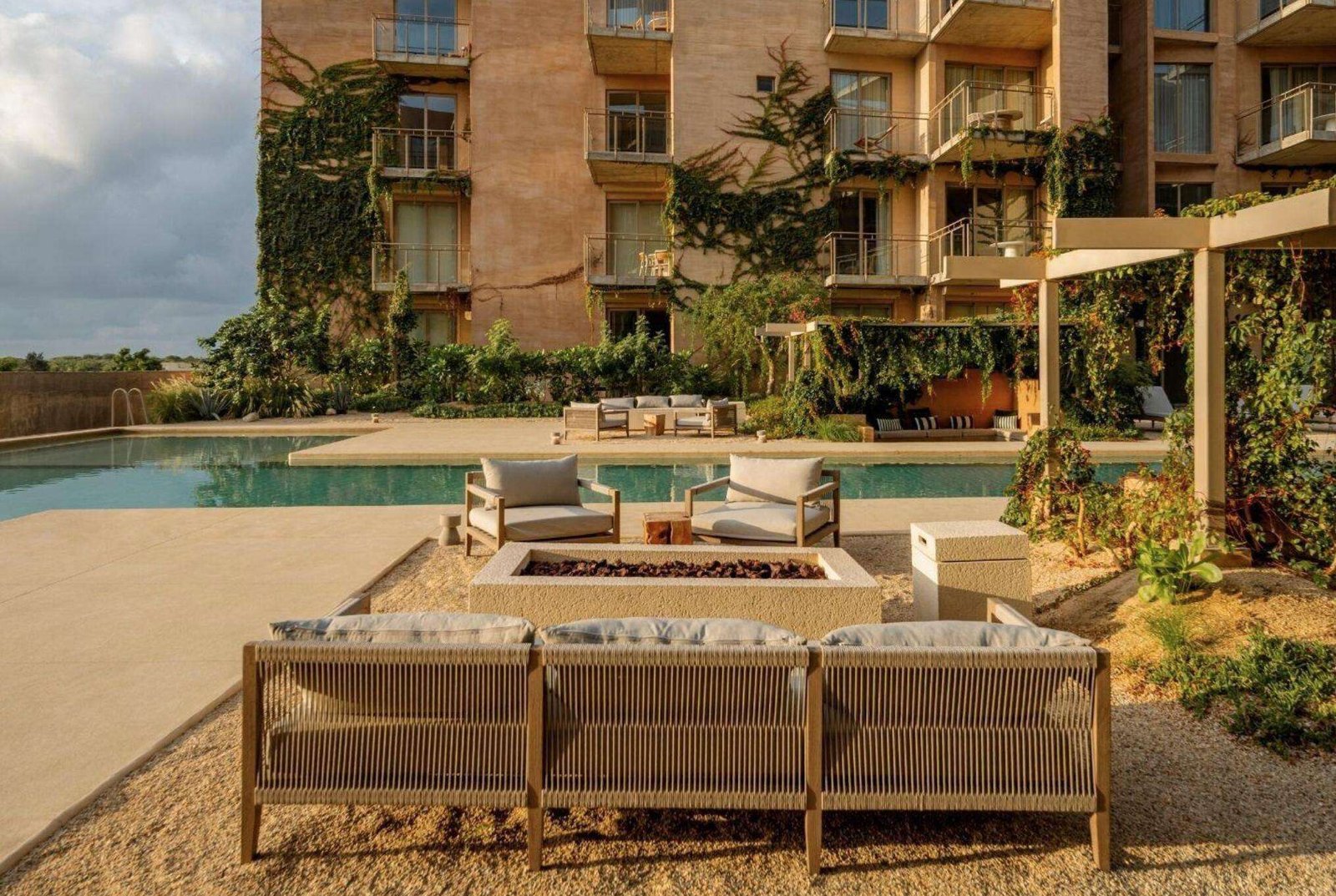 Los Cabos Las Arenas 🌵Las Arenas Los Cabos - Ready to Deliver Fully completed boutique project of 94 units with only 19 remaining. Prime location: 7 minutes to Downtown Cabo San Lucas and 5 minutes walk to iconic Medano Beach. Available 1, 2 & 3 bedroom, designed with style, comfort, and functional layouts🪴 2 bedrooms condo ! 💵 DIRECT FINANCING - with 50%. up to 3 – Calle Acceso al RIU, Cabo Corridor, BS