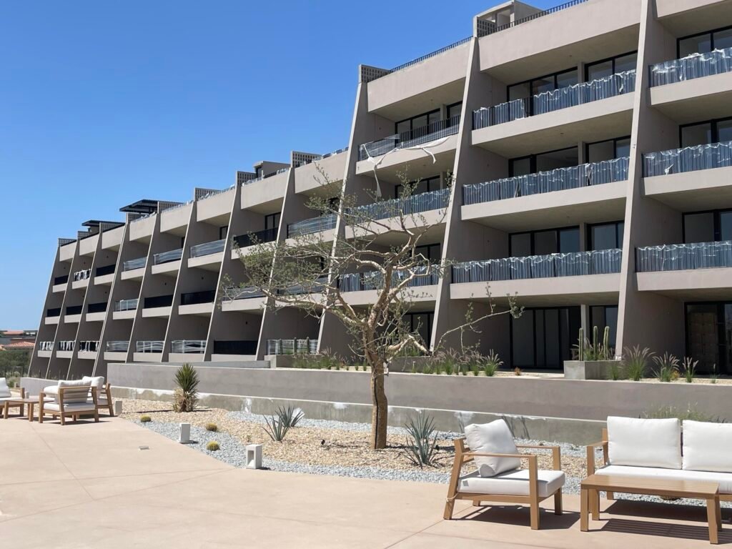 Los Cabos Avalon Owner financing! Pregunta por planes de financiamiento.Ubicado en una de las zonas con mayor crecimiento de El Tezal, Avalon ofrece una ubicación privilegiada con acceso rápido a la Carretera Transpeninsular, a solo minutos del centro de Cabo y la marina.Condo de 2 recámaras, 2 baños y un estacionamiento con pérgola. Ubicado en tercer nivel, con vistas al mar y a la ciudad que elevan la experiencia de vivir el espacio. Cuenta con una distribución espaciosa y una cocina integrada con barra de granito, que aporta un toque elegante y se convierte en el punto central del área social.Una excelente oportunidad de inversión, con un precio por debajo del promedio del mercado en la zona, ofreciendo un valor excepcional en el mercado actual. Agenda tu visita. – Casa Altas, Cabo Corridor, BS