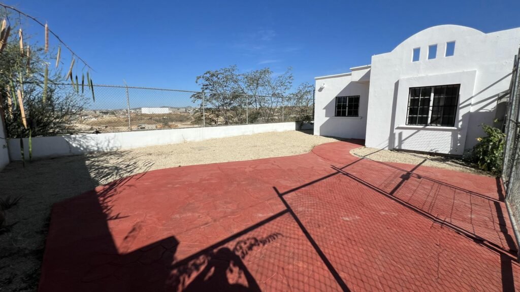 Los Cabos Centro-Csl North Casa habitación con ampliación en planta alta, ideal para inversión en Los Cabos. Planta baja: sala, cocina, 2 recámaras, 1 baño completo y cochera. Planta alta: 2 recámaras tipo estudio, cada una con baño completo y acceso independiente. Permite hasta 3 unidades habitacionales, con privacidad y opción de renta. Ubicada en zona urbana con servicios y vialidades cercanas.Single-family home with upper-level expansion, ideal for investment in Los Cabos. Ground floor: living room, kitchen, 2 bedrooms, 1 full bathroom, and carport. Upper level: 2 studio-style bedrooms, each with a full bathroom and independent access. Allows up to 3 separate units, offering privacy and rental flexibility. Located in an urban area with nearby services and main roads. – CASA COCACOLA, Cabo San Lucas, Cabo San Lucas, BS