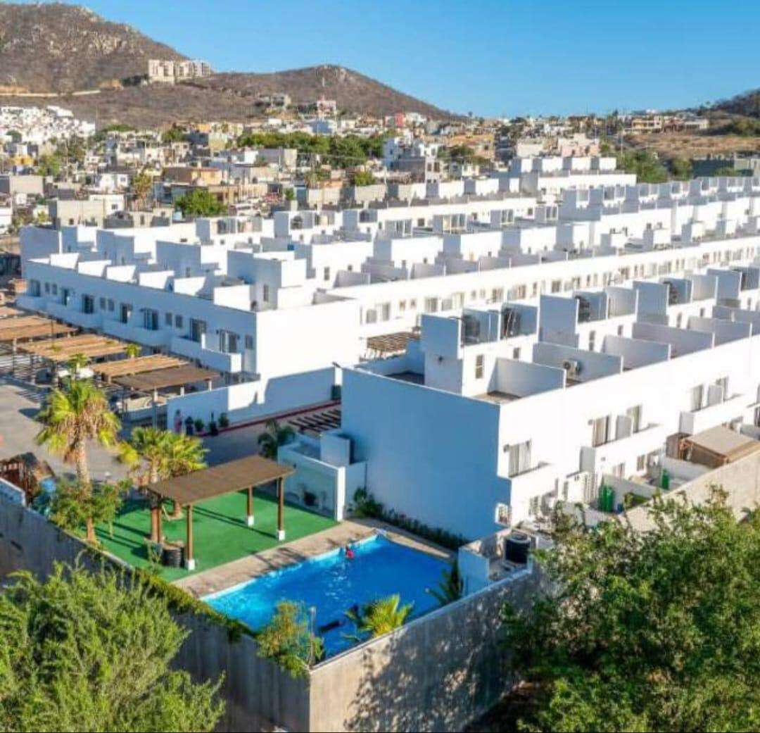 Los Cabos Centro-Csl North Casa habitación con ampliación en planta alta, ideal para inversión en Los Cabos. Planta baja: sala, cocina, 2 recámaras, 1 baño completo y cochera. Planta alta: 2 recámaras tipo estudio, cada una con baño completo y acceso independiente. Permite hasta 3 unidades habitacionales, con privacidad y opción de renta. Ubicada en zona urbana con servicios y vialidades cercanas.Single-family home with upper-level expansion, ideal for investment in Los Cabos. Ground floor: living room, kitchen, 2 bedrooms, 1 full bathroom, and carport. Upper level: 2 studio-style bedrooms, each with a full bathroom and independent access. Allows up to 3 separate units, offering privacy and rental flexibility. Located in an urban area with nearby services and main roads. for sale