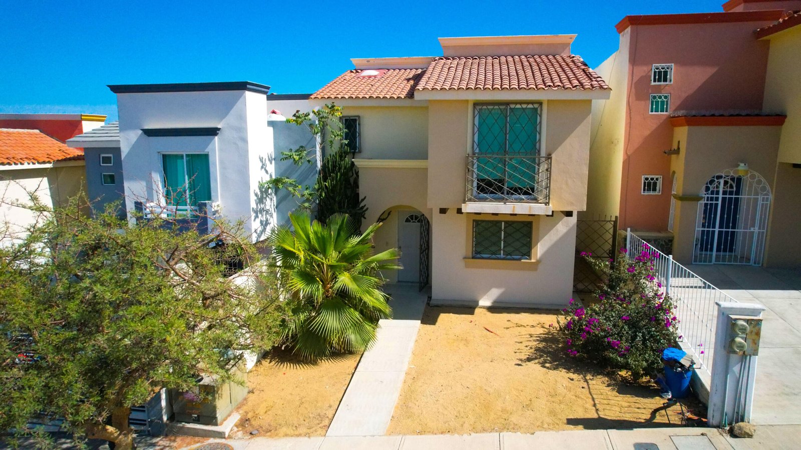 Los Cabos Camino Del Mar Be part of the lifestyle incomparable and comfortable living. Located in the best area of the Tezal neighborhood with paved and illuminated streets, short distance to prestiged Del Mar International School, Country Golf course and 5 minutes to the Medano beach. This unit features 2 bedrooms, 2.5 bathrooms, and 2 parking spaces. Also, great amenities such as swimming pool, kids park, gym, and dog park. Be a part of this community and opportunity investment, promising excellent ROI for sale
