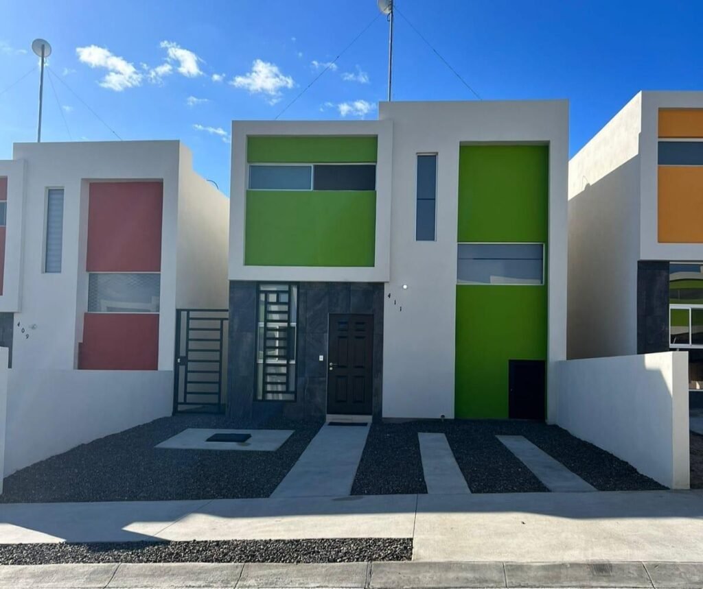 Los Cabos Centro-Csl North Casa habitación con ampliación en planta alta, ideal para inversión en Los Cabos. Planta baja: sala, cocina, 2 recámaras, 1 baño completo y cochera. Planta alta: 2 recámaras tipo estudio, cada una con baño completo y acceso independiente. Permite hasta 3 unidades habitacionales, con privacidad y opción de renta. Ubicada en zona urbana con servicios y vialidades cercanas.Single-family home with upper-level expansion, ideal for investment in Los Cabos. Ground floor: living room, kitchen, 2 bedrooms, 1 full bathroom, and carport. Upper level: 2 studio-style bedrooms, each with a full bathroom and independent access. Allows up to 3 separate units, offering privacy and rental flexibility. Located in an urban area with nearby services and main roads. – El Tesoro Residencial CSL, Cabo San Lucas, BS