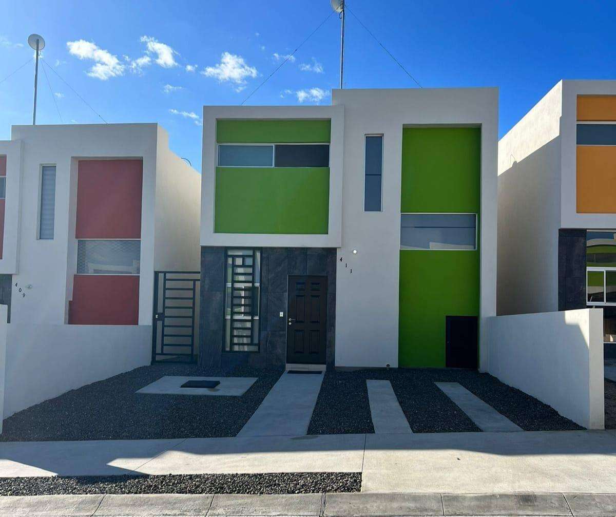 Los Cabos Centro-Csl North Casa habitación con ampliación en planta alta, ideal para inversión en Los Cabos. Planta baja: sala, cocina, 2 recámaras, 1 baño completo y cochera. Planta alta: 2 recámaras tipo estudio, cada una con baño completo y acceso independiente. Permite hasta 3 unidades habitacionales, con privacidad y opción de renta. Ubicada en zona urbana con servicios y vialidades cercanas.Single-family home with upper-level expansion, ideal for investment in Los Cabos. Ground floor: living room, kitchen, 2 bedrooms, 1 full bathroom, and carport. Upper level: 2 studio-style bedrooms, each with a full bathroom and independent access. Allows up to 3 separate units, offering privacy and rental flexibility. Located in an urban area with nearby services and main roads. for sale