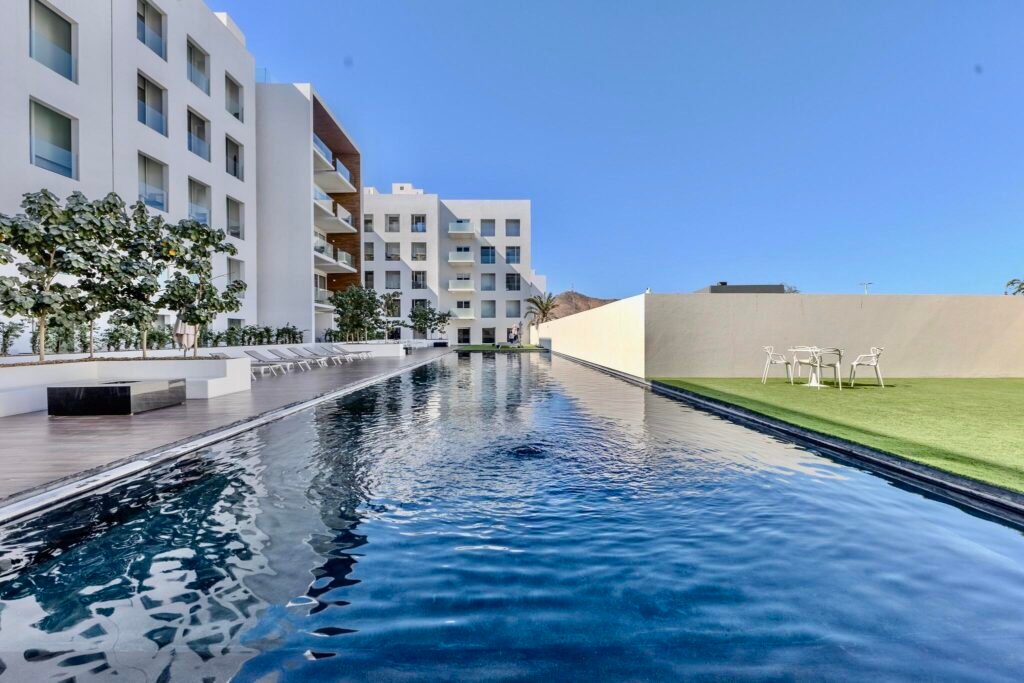Los Cabos Cardinal Living Oportunidad en Cardinal Living, centro de Cabo. Depto 3 recámaras con lock-off: vive y renta o renta completo. Rooftop con jacuzzi, gym, asadores y vistas. Elevador, parking techado y seguridad 24/7. Listo para generar ingresos. 60% enganche + 40% a 2 años al 7%.Investment at Cardinal Living, downtown Cabo. 3BR lock-off unit: live & rent or rent all. Rooftop w/ jacuzzi, gym, BBQ & – Fragata, Cabo San Lucas, Cabo San Lucas, BS