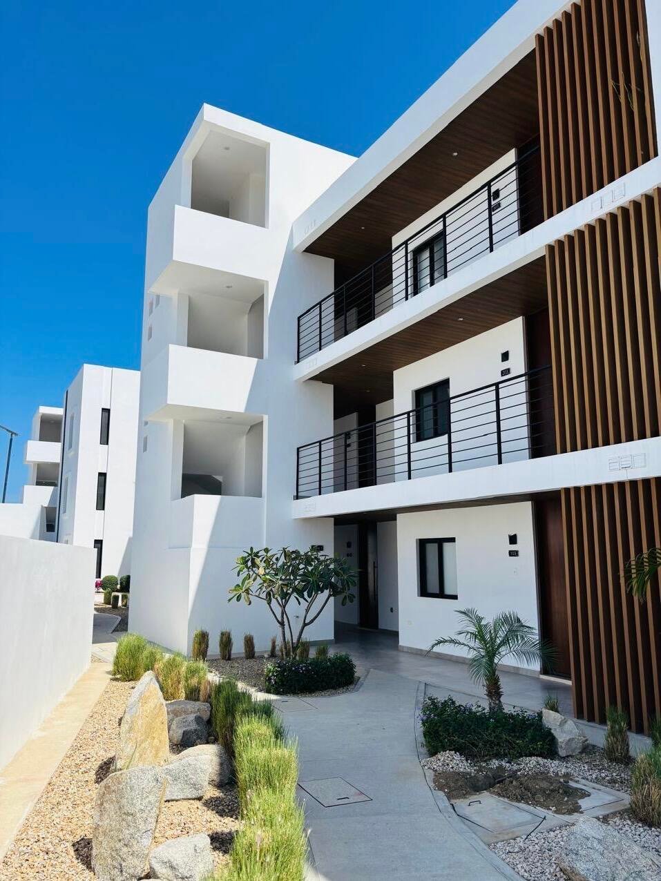 Los Cabos Alegranza This penthouse unit with its beautiful rooftop lounging area has spectacular ocean and estuary for sale