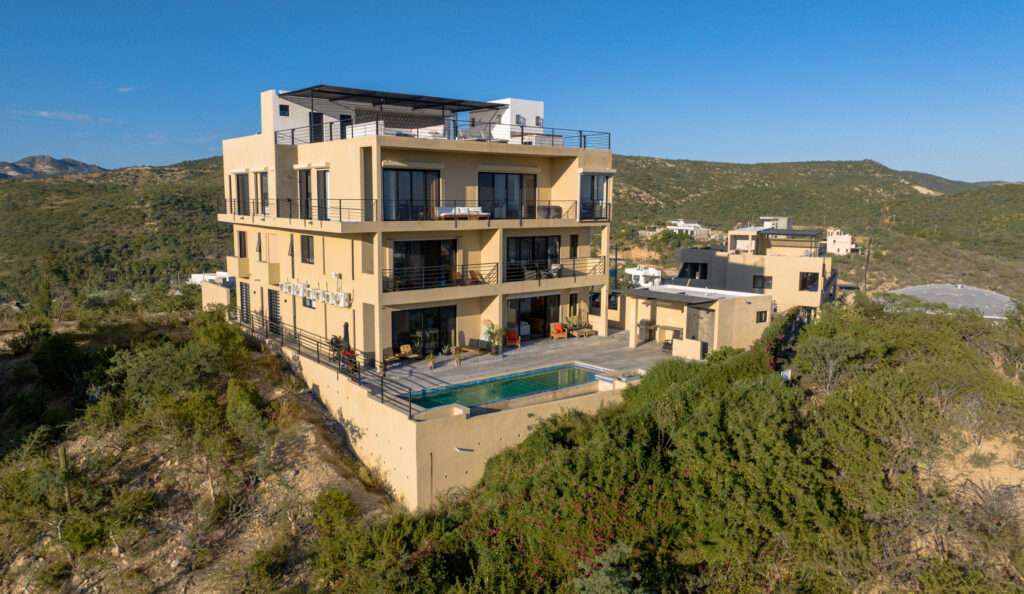 Los Cabos Magisterial Este Hermoso Condo combina amplitud, iluminación natural y acabados de calidad en una de las zonas más cómodas y prácticas para vivir , con cochera para dos autos y portón eléctrico. Cuenta con sala, comedor y cocina amplia con barra de granito. Los baños están renovados con canceles de vidrio, regaderas tipo lluvia y acabados modernos. Pisos de mármol, buena ventilación y excelente distribución. Lista para habitar o invertir, en una zona cómoda y céntrica. – L4 Calle 13, San Jose del Cabo, BS