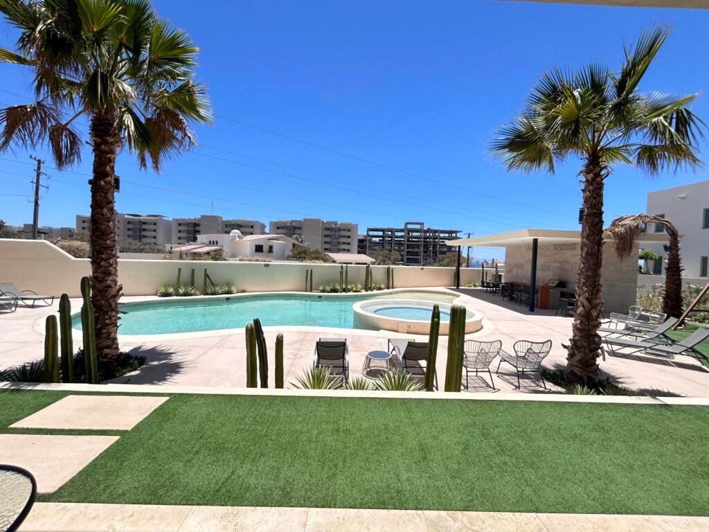 Los Cabos Oasis Oasis San José is a unique mixed-use development in one of the fastest-growing areas of San José del Cabo. Combining a modern commercial plaza with retail spaces for lease from 30 to 723 m² and pre-sale 1 & 2-bedroom residences, it offers strong investment potential and long-term appreciation.Strategically located on Blvd. Forjadores, next to G20 and just 20 minutes from Los Cabos International Airport, Oasis blends connectivity, lifestyle, and convenience.Amenities include a pool, gym, pickleball court, café, BBQ areas, social terraces, green spaces, kids areas, pet zone, and more.Delivery:• Tower G: 18 months• Tower A: 20 months – Lote 49 Isla dorada vista real desarro, Cabo Corridor, BS