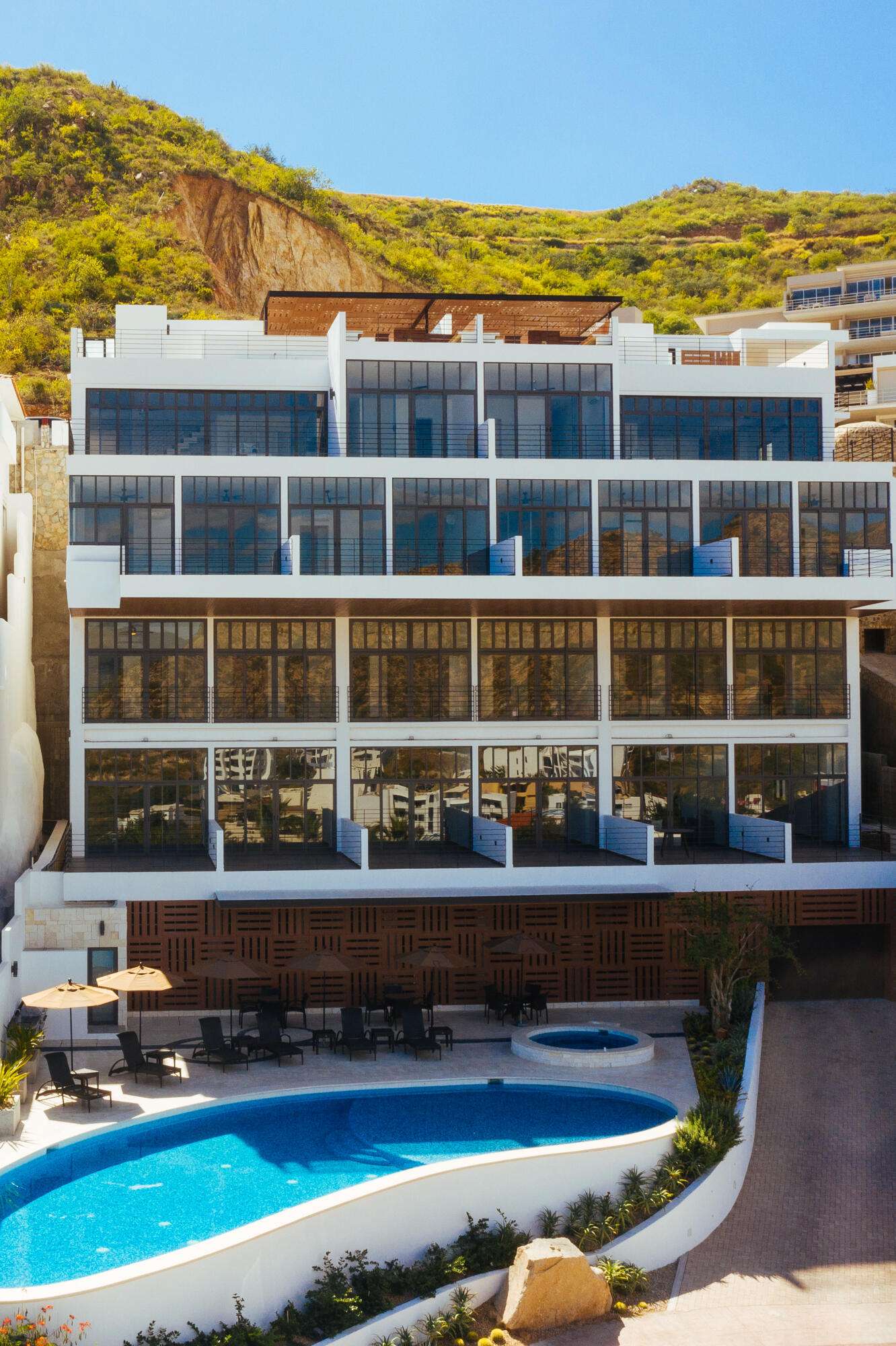 Los Cabos Punto Nima Punto Nima, is a residential development, designed and constructed, by Central de Arquitectura and Fortem Capital. Inspired by the location of the site and context of San Jose, the building is designed with a modern functional spaces with style and natural materials that coexist with the characteristic nature of San Jose. This residential building is designed with diverse amenities of the highest quality, such as a fully equipped gym, pickleball court, rooftop pool with amazing for sale