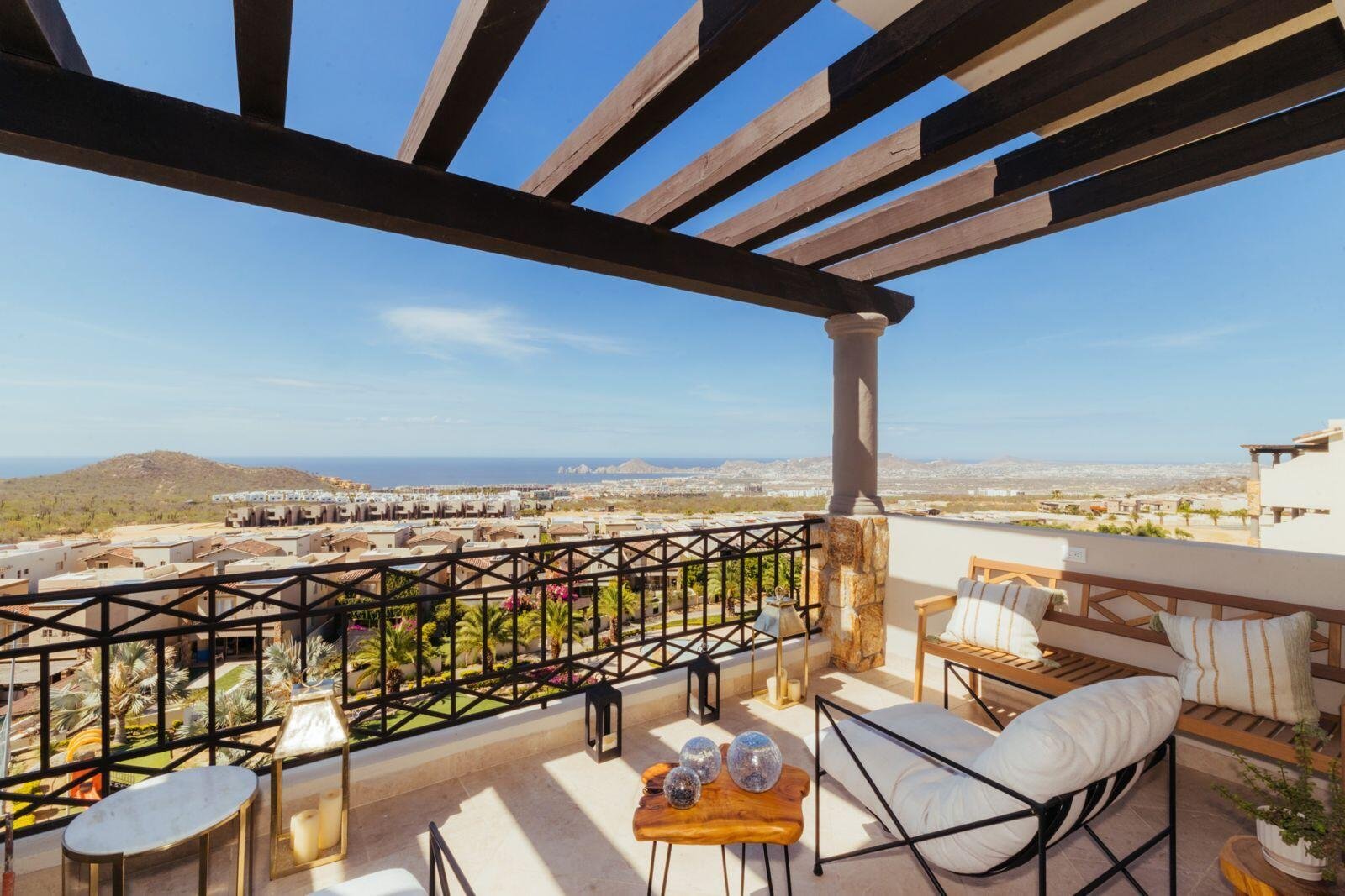 Los Cabos Fracc Lomas Del Cabo Discover this amazing sale opportunity in the Sunset area! Beautiful apartment with 2 bedrooms, 2 bathrooms, a rooftop with a pool and barbecue area. Enjoy privacy and security with controlled access gate for your peace of mind. It includes a storage room of 5.03 m² and one parking space of 15.82 m². for sale