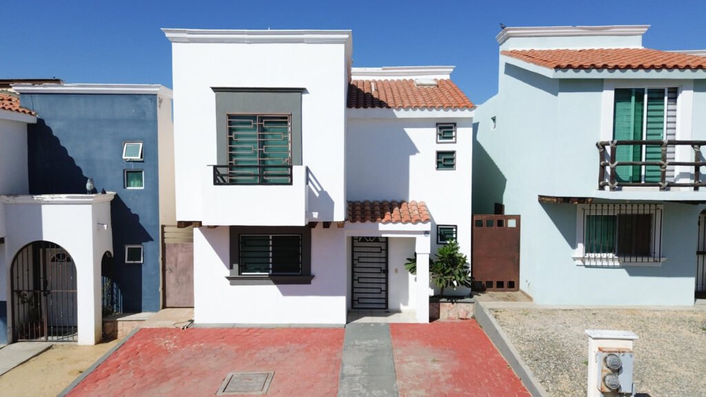 Los Cabos Ampliacion El Zacata EN VENTA CASA DE ENMEDIO, Col. Zacatal San José de Cabo.Esta casa se encuentra en un estado impecable, prácticamente nueva. Cuenta con recamara master con baño. 2 recamaras con closet. Todas las recamaras con aire acondicionado y closet. Estancia de sala y comedor con aire acondicionado. Total 2.5 baños. Amplio patio. Cisterna de 5,000 litros y tinaco de 1,100 litros. Tanque de gas LP estacionario. Calentador. Equipo hidroneumático. Conexiones listas para cocina y lavadora. Ubicada cerca de Oxxo, Chedraui, Smart Fit. Tienda Ley y Starbucks, escuelas y restaurantes. Vías rápidas por boulevard Forjadores y a 3 minutos de carretera Transpeninsular. – Quintas California, Cabo San Lucas, BS
