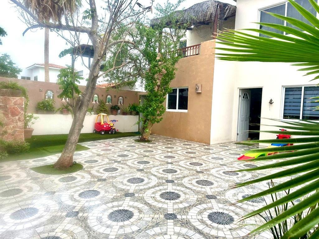 Los Cabos La Cima Descubre esta acogedora casa en La Cima, ubicada en una zona tranquila del corredor turístico de Los Cabos.La propiedad de dos niveles ofrece un diseño funcional con 2 rec/3 baños, ideal tanto para vivir tiempo completo y para inversión vacacional.En planta baja encontrarás espacios bien distribuidos que incluyen área de sala, comedor y cocina, creando un ambiente práctico para la vida diaria.En el segundo nivel se encuentra una estancia adicional, perfecta como sala de TV, oficina o área familiar, la cual tiene el potencial de convertirse en una tercera recámara, brindando mayor flexibilidad según las necesidades del propietario.Ubicada en una zona con fácil acceso a supermercados servicios y playas, esta casa combina comodidad, privacidad y excelente potencial de plusvalía en Discover this inviting home in La Cima, located in a quiet area of the Los Cabos tourist corridor. This two-story property offers a functional design with 2 bedrooms and 3 bathrooms, ideal for full-time living or as a vacation investment. On the ground floor, you'll find well-distributed spaces including a living room, dining room, and kitchen, creating a practical environment for everyday living. The second floor features an additional room, perfect as a TV room, office, or family area, which has the potential to be converted into a third bedroom, providing greater flexibility according to the owner's needs. Located in an area with easy access to supermarkets, services, and beaches, this home combines comfort, privacy, and excellent appreciation potential in Los Cabos. for sale