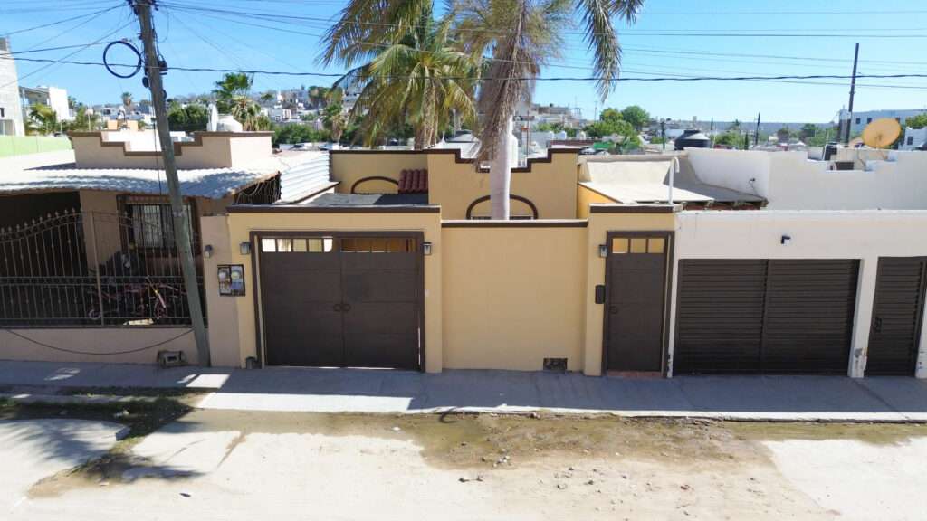 Los Cabos Ampliacion El Zacata EN VENTA CASA DE ENMEDIO, Col. Zacatal San José de Cabo.Esta casa se encuentra en un estado impecable, prácticamente nueva. Cuenta con recamara master con baño. 2 recamaras con closet. Todas las recamaras con aire acondicionado y closet. Estancia de sala y comedor con aire acondicionado. Total 2.5 baños. Amplio patio. Cisterna de 5,000 litros y tinaco de 1,100 litros. Tanque de gas LP estacionario. Calentador. Equipo hidroneumático. Conexiones listas para cocina y lavadora. Ubicada cerca de Oxxo, Chedraui, Smart Fit. Tienda Ley y Starbucks, escuelas y restaurantes. Vías rápidas por boulevard Forjadores y a 3 minutos de carretera Transpeninsular. – SN Palo Blanco, Cabo San Lucas, BS
