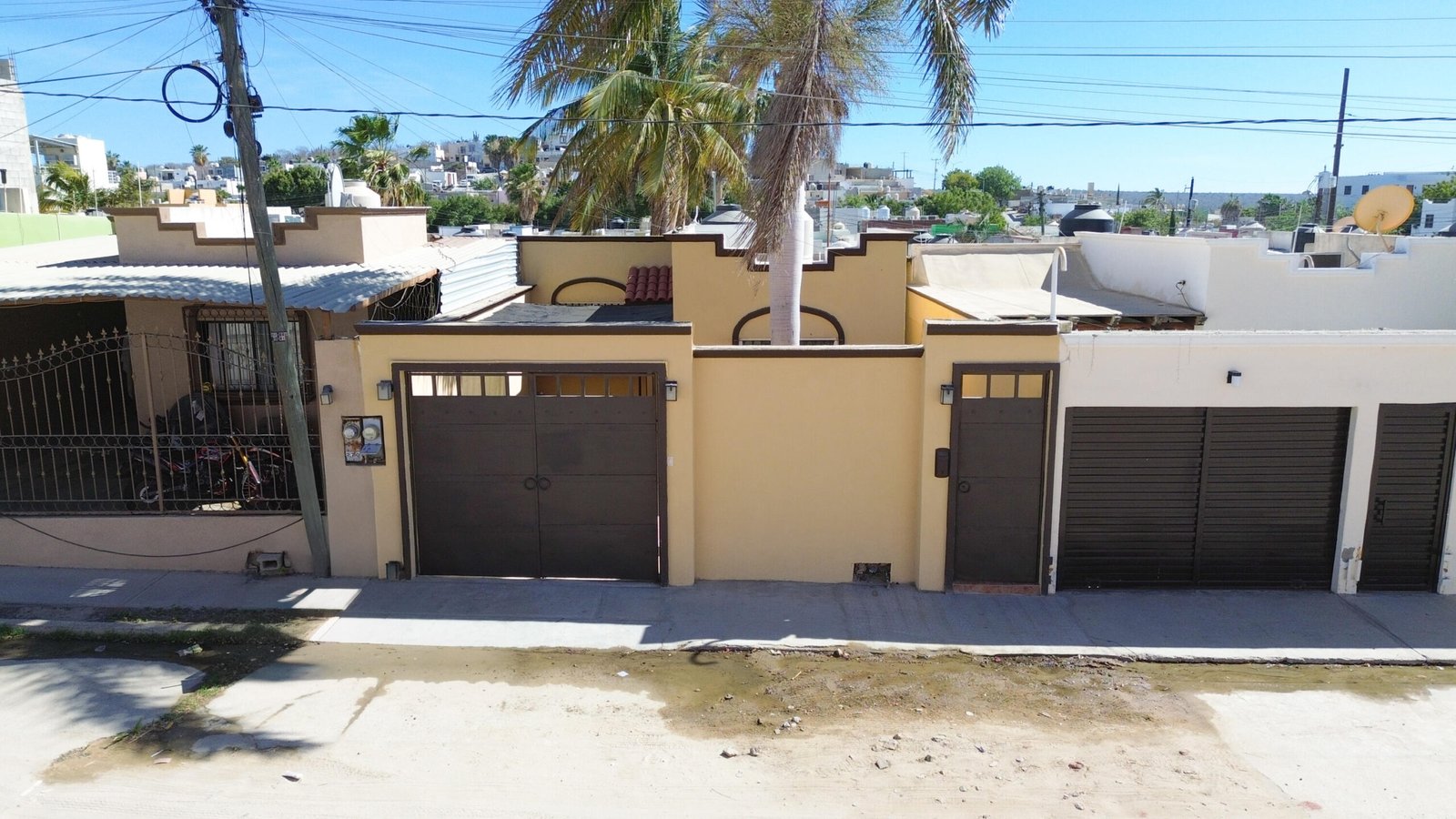 Los Cabos Ampliacion El Zacata EN VENTA CASA DE ENMEDIO, Col. Zacatal San José de Cabo.Esta casa se encuentra en un estado impecable, prácticamente nueva. Cuenta con recamara master con baño. 2 recamaras con closet. Todas las recamaras con aire acondicionado y closet. Estancia de sala y comedor con aire acondicionado. Total 2.5 baños. Amplio patio. Cisterna de 5,000 litros y tinaco de 1,100 litros. Tanque de gas LP estacionario. Calentador. Equipo hidroneumático. Conexiones listas para cocina y lavadora. Ubicada cerca de Oxxo, Chedraui, Smart Fit. Tienda Ley y Starbucks, escuelas y restaurantes. Vías rápidas por boulevard Forjadores y a 3 minutos de carretera Transpeninsular. for sale