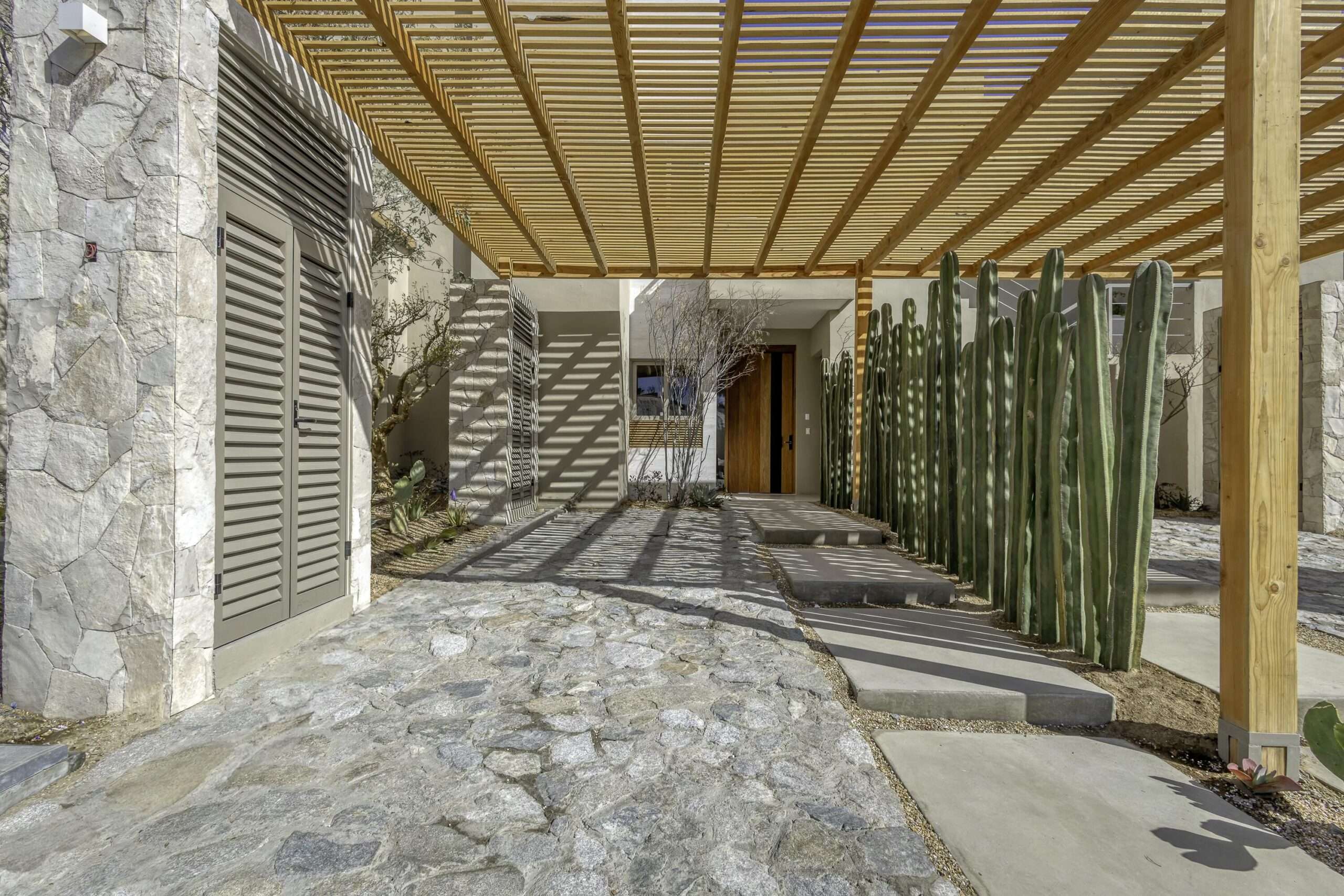 Los Cabos Brisas Del Pac East Casa de un nivel en Brisas del Pacífico con estructura para segundo piso. Cuenta con dos cocheras techadas, sala, sala de estar, cocina con isla y terraza. Terreno de 2,100 m² con gran potencial para alberca, ampliación o desarrollo. Ideal para inversión o vivir.Single-level home in Brisas del Pacífico with structure for a second floor. Features two covered carports, living room, family room, kitchen with island, and terrace. 2,100 m² lot with excellent potential for a pool, expansion, or development. Ideal for living or investment. for sale
