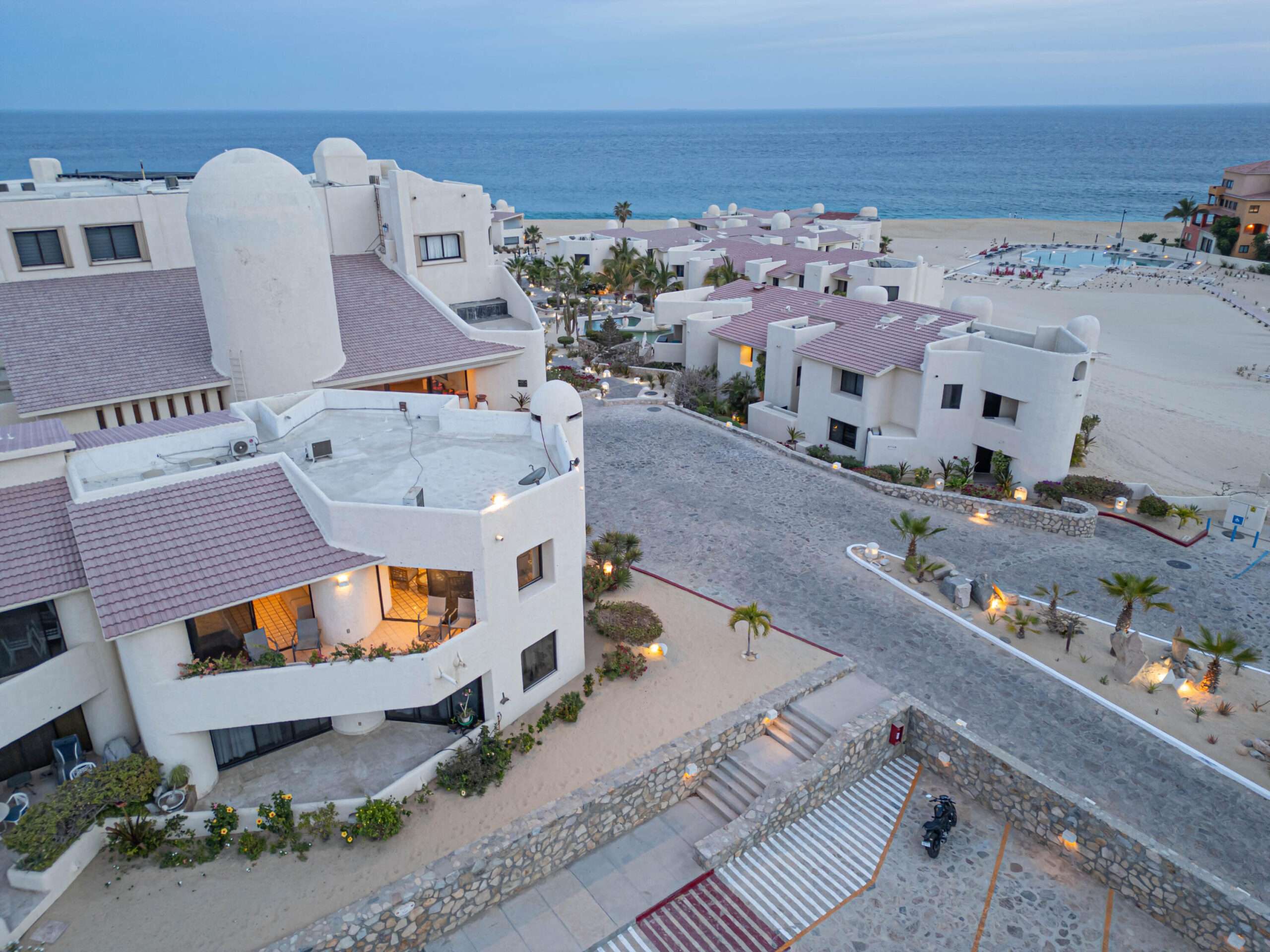 Los Cabos Alba Residences Discover the epitome of affordable luxury living at the newly launched Alba Residences. Strategically located just steps from the main highway, this property offers unparalleled accessibility and convenience. In addition to residential units, Alba features commercial spaces on the first two floors, enhancing the overall living experience for residents. We are pleased to announce that the final units are still available at pre-sale pricing. For further information, please do not hesitate to contact me. Finishings extra.PRICE IS BASED. Descubra el epítome de la vida de lujo asequible en las recién inauguradas Alba Residences. Estrategicamente ubicadas a solo unos pasos de la carretera principal, esta propiedad ofrece una accesibilidad y conveniencia inigualables. Además de las unidades residenciales, Alba cuenta con espacios comerciales en los primeros dos pisos, mejorando la experiencia de vida en general para los residentes. Nos complace anunciar que las últimas unidades aún están disponibles a precios de pre-venta. Para más información, no dude en ponerse en contacto conmigo. Acabados extra for sale