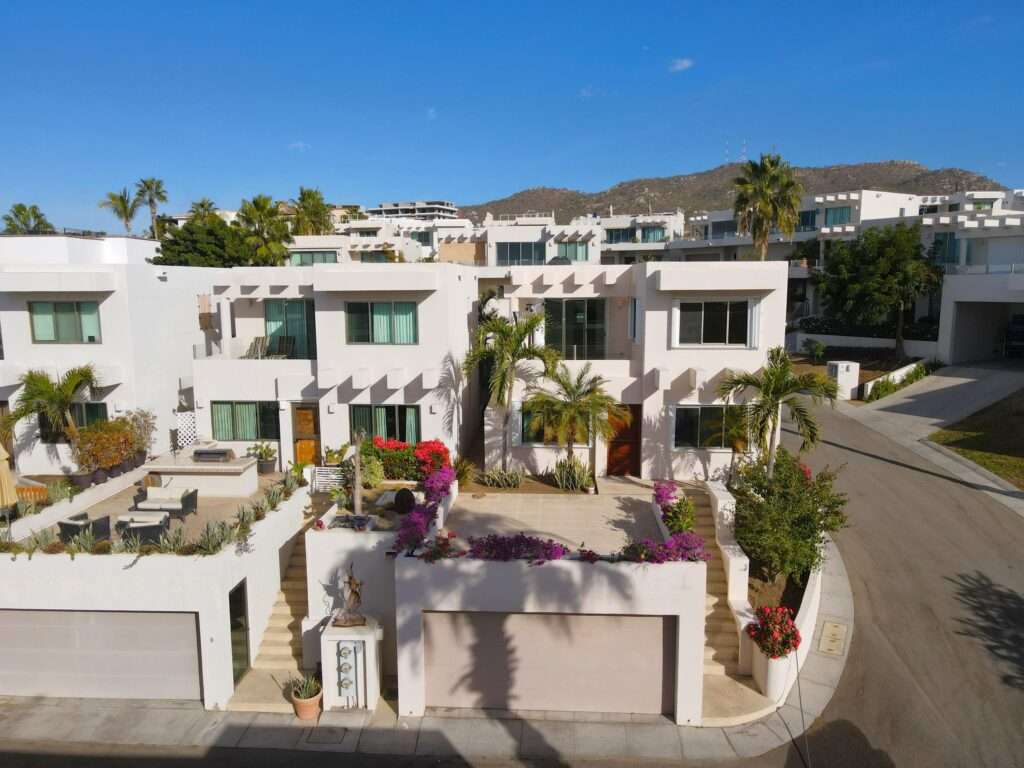 Los Cabos Vistana Spacious, clean, and comfortable home located in Vistana Del Cabo community. This well designed property features 3 bedrooms and 2 bathrooms on the main floor, offering privacy and convenience for everyday living.The second level offers a bright open-concept layout that seamlessly connects the living room, family (day) room, dining area, kitchen, and a full bathroom perfect for entertaining or relaxing with family.Enjoy access to a rooftop terrace with stunning 360 degree – Via La Paloma, Cabo Corridor, BS