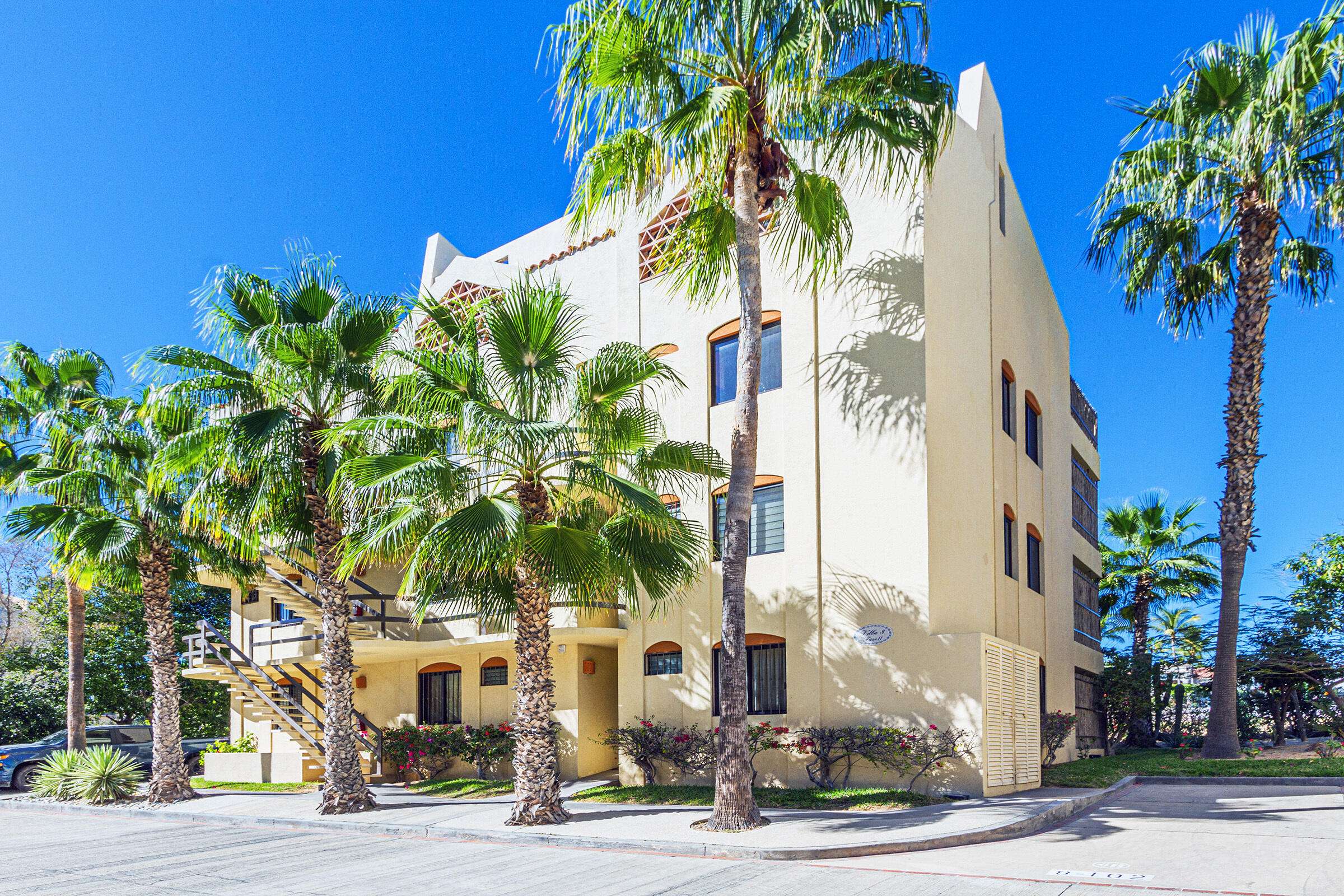 Los Cabos Magisterial Este Hermoso Condo combina amplitud, iluminación natural y acabados de calidad en una de las zonas más cómodas y prácticas para vivir , con cochera para dos autos y portón eléctrico. Cuenta con sala, comedor y cocina amplia con barra de granito. Los baños están renovados con canceles de vidrio, regaderas tipo lluvia y acabados modernos. Pisos de mármol, buena ventilación y excelente distribución. Lista para habitar o invertir, en una zona cómoda y céntrica. for sale