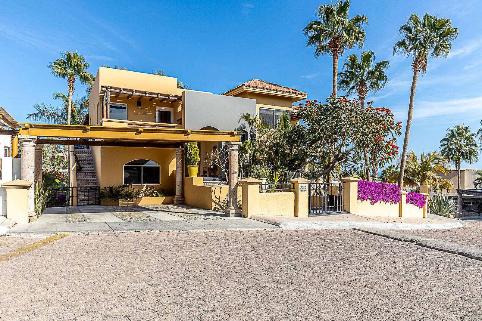 Los Cabos Hacienda Campestre Beautiful 3 bedroom home with additional nanny(maids)quarters, roof top terrace and a garage backing onto the 13th fairway of the prestigious Club Campestre Golf course. Here is your opportunity to own a piece of the established and very sought after community of Hacienda in Campestre. Surrounded by lush green landscape and over head ocean for sale