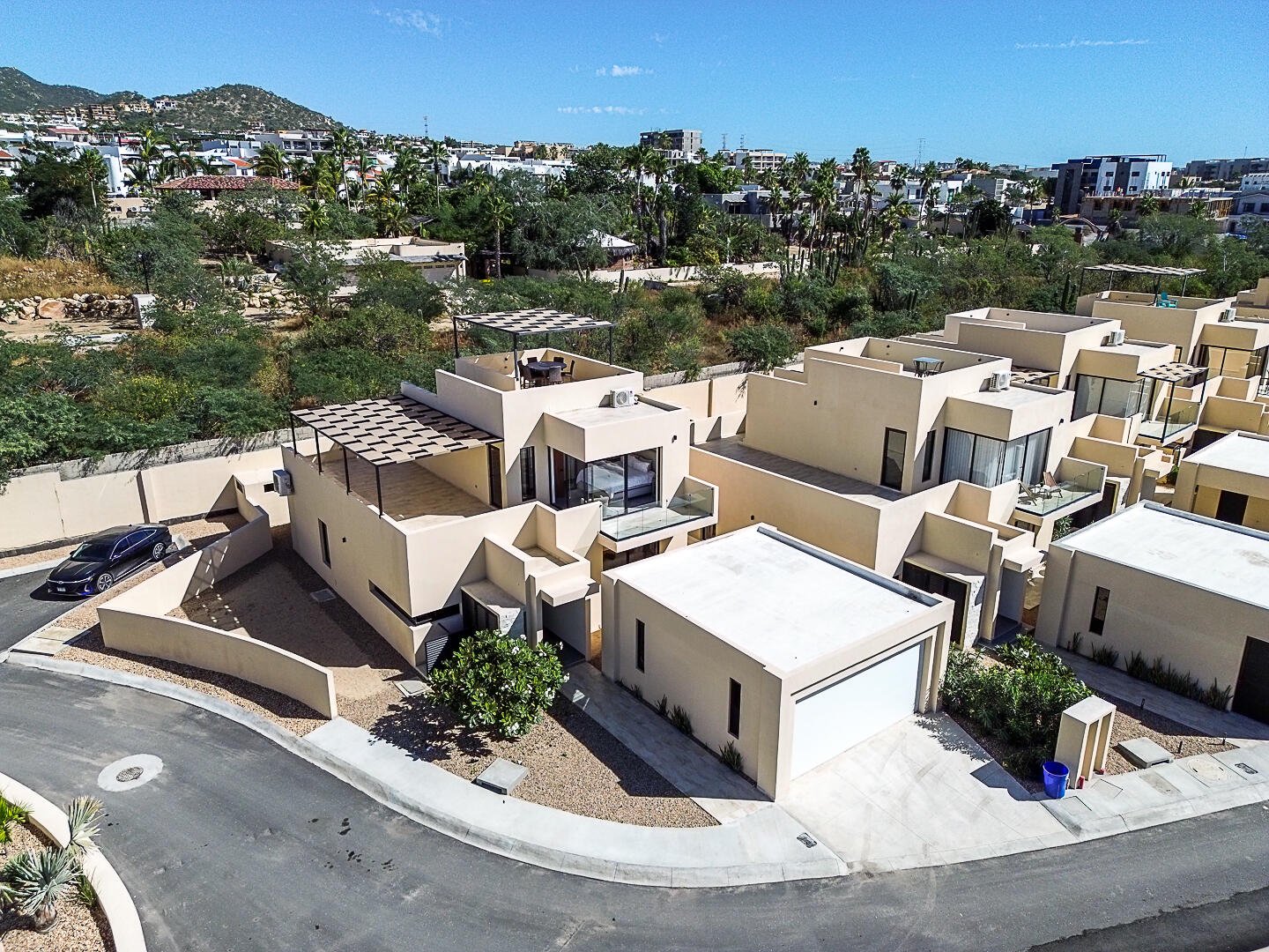 Los Cabos Terranova Beautiful turnkey two-story corner home located in the gated community of Terranova Residencial. The main level offers an inviting living and dining area, a kitchen with granite countertops and pantry. Also a flex room ideal as a guest bedroom or home office.The second level features three bedrooms, including a spacious primary suite with walk-in closet, bathtub, and double vanity, plus two additional bedrooms connected by a Jack-and-Jill bathroom.Enjoy a private backyard with an 80 m² garden, swimming pool, and BBQ area, perfect for entertaining. The rooftop terrace with pergola and BBQ area offers beautiful sunset for sale