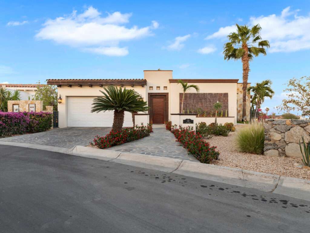 Los Cabos La Cima This is one of the most iconic residences set to define Club Campestre San José in 2026—a truly unrepeatable opportunity that simply has it all. Boasting over 700 m² of total construction and the finest ocean – Casa El Deseo, Cabo Corridor, BS